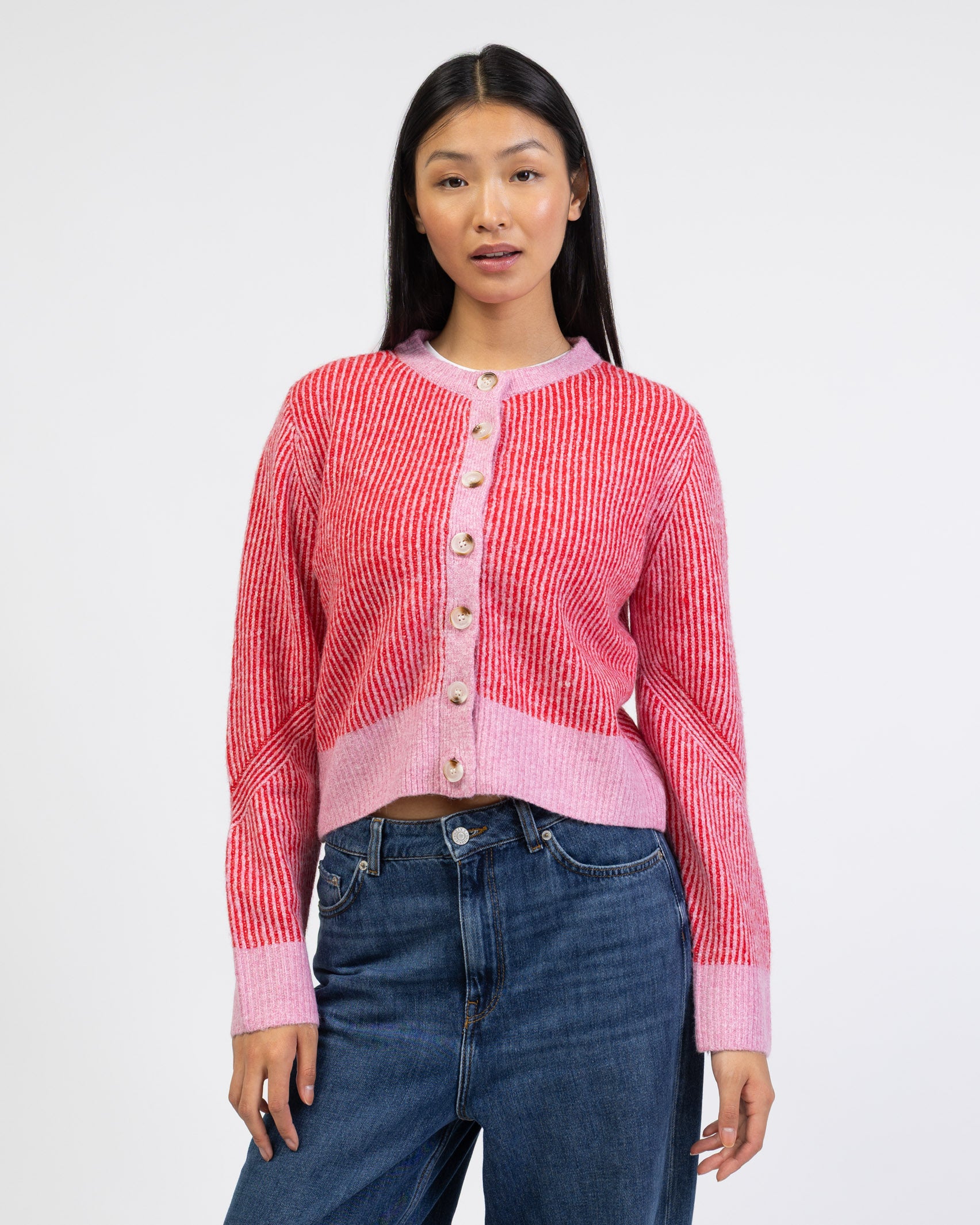 Gestreifte Strickjacke mit Knöpfen von vorne