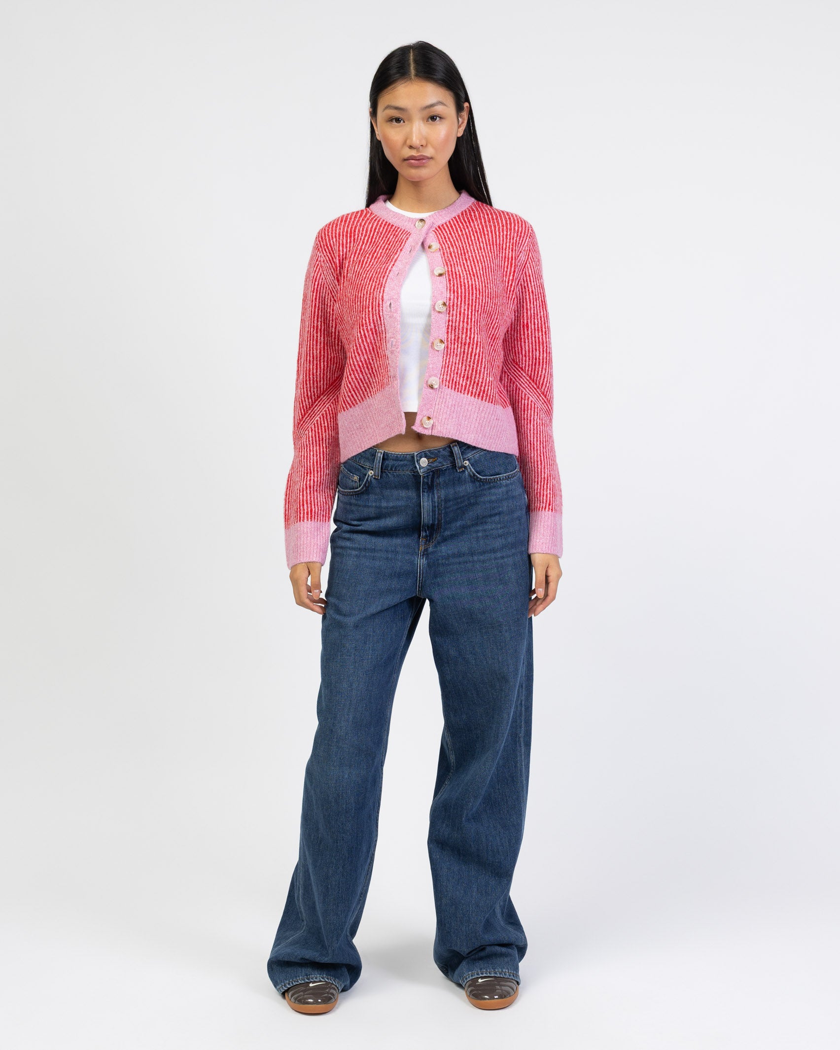 Gestreifte Strickjacke mit Knöpfen kombiniert mit blauer Jeans