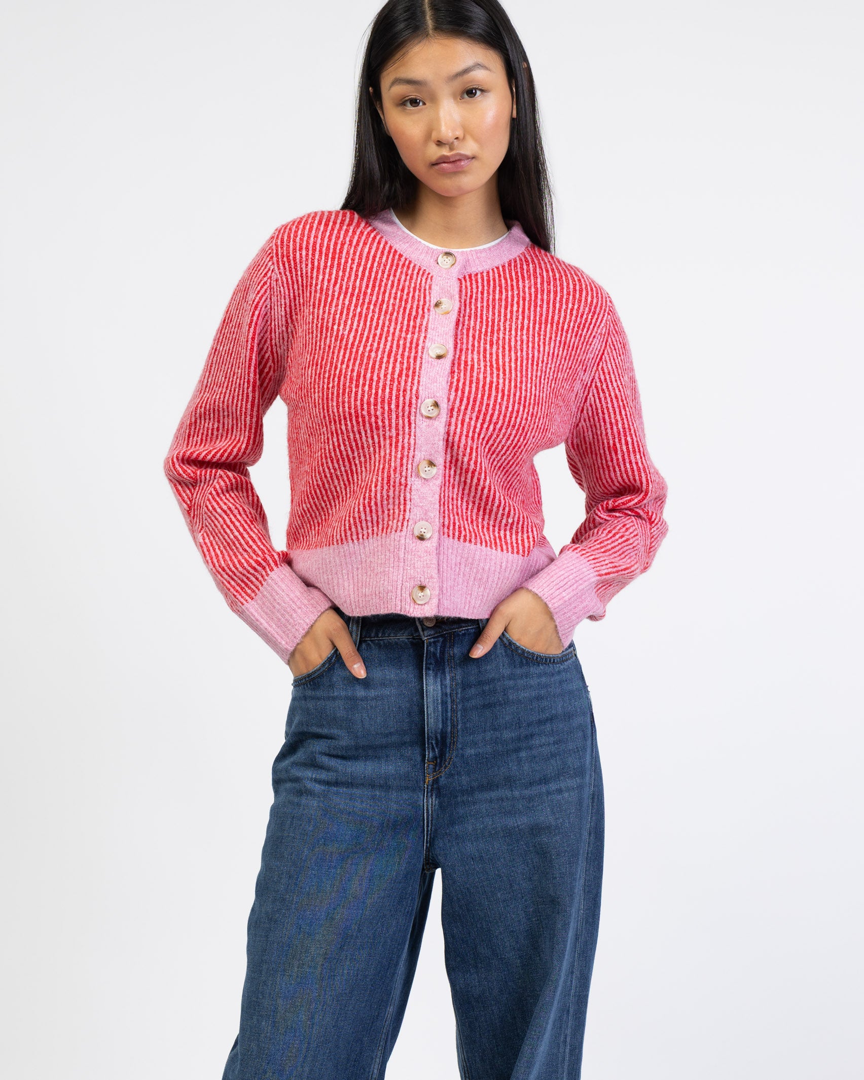 Gestreifte Strickjacke mit Knöpfen von vorne geschlossen