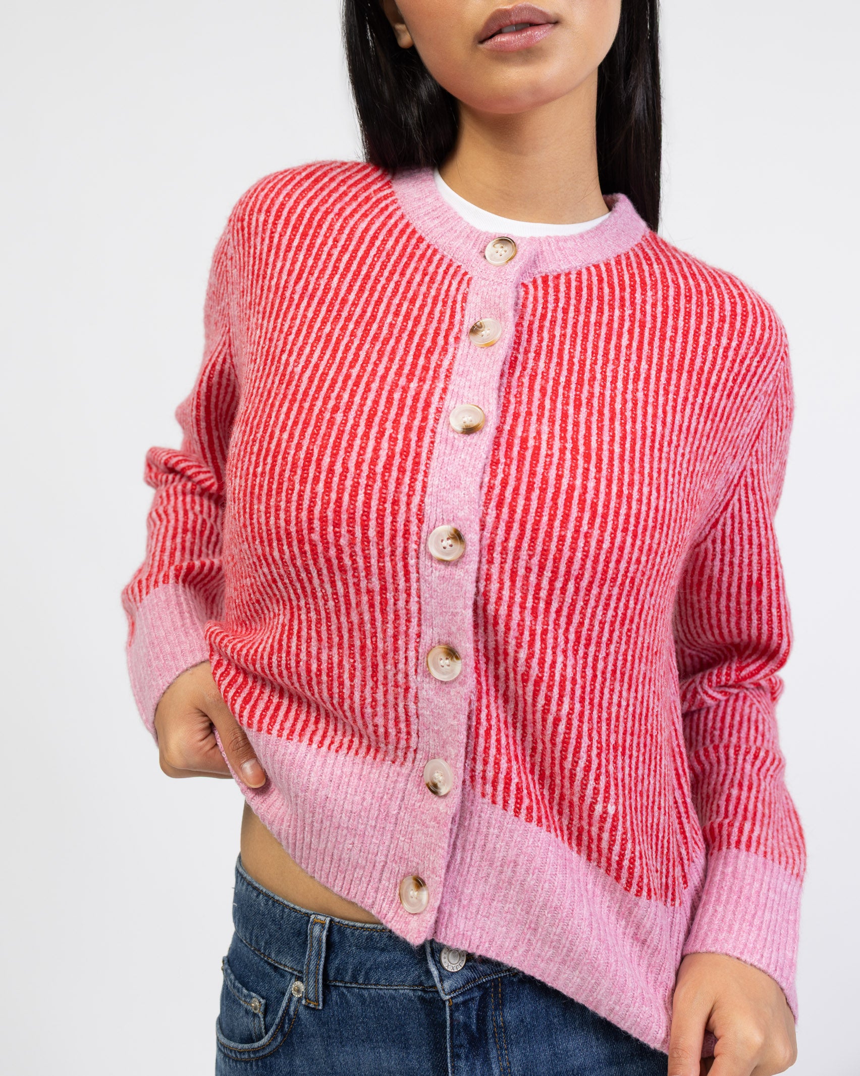 Gestreifte Strickjacke mit Knöpfen im Detail