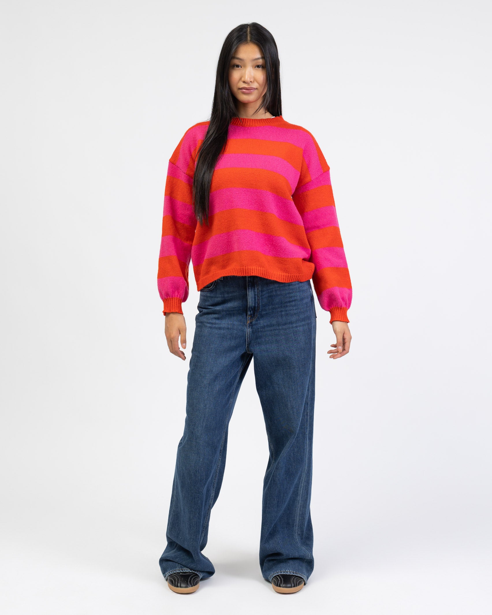 Bunter Streifen Pullover kombiniert mit Jeans