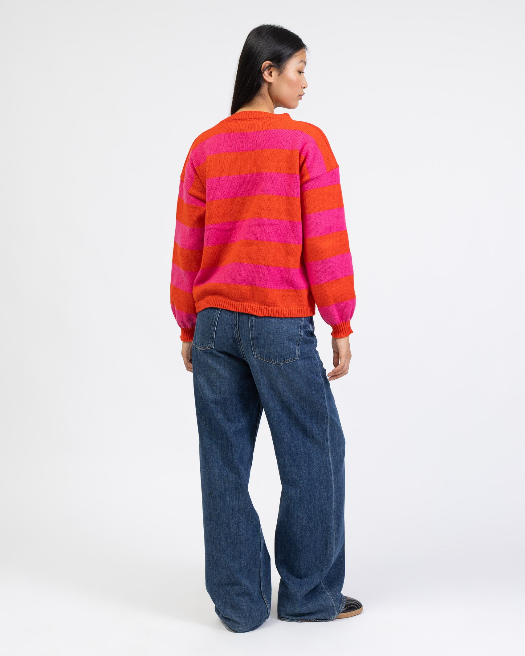 Bunter Streifen Pullover von hinten