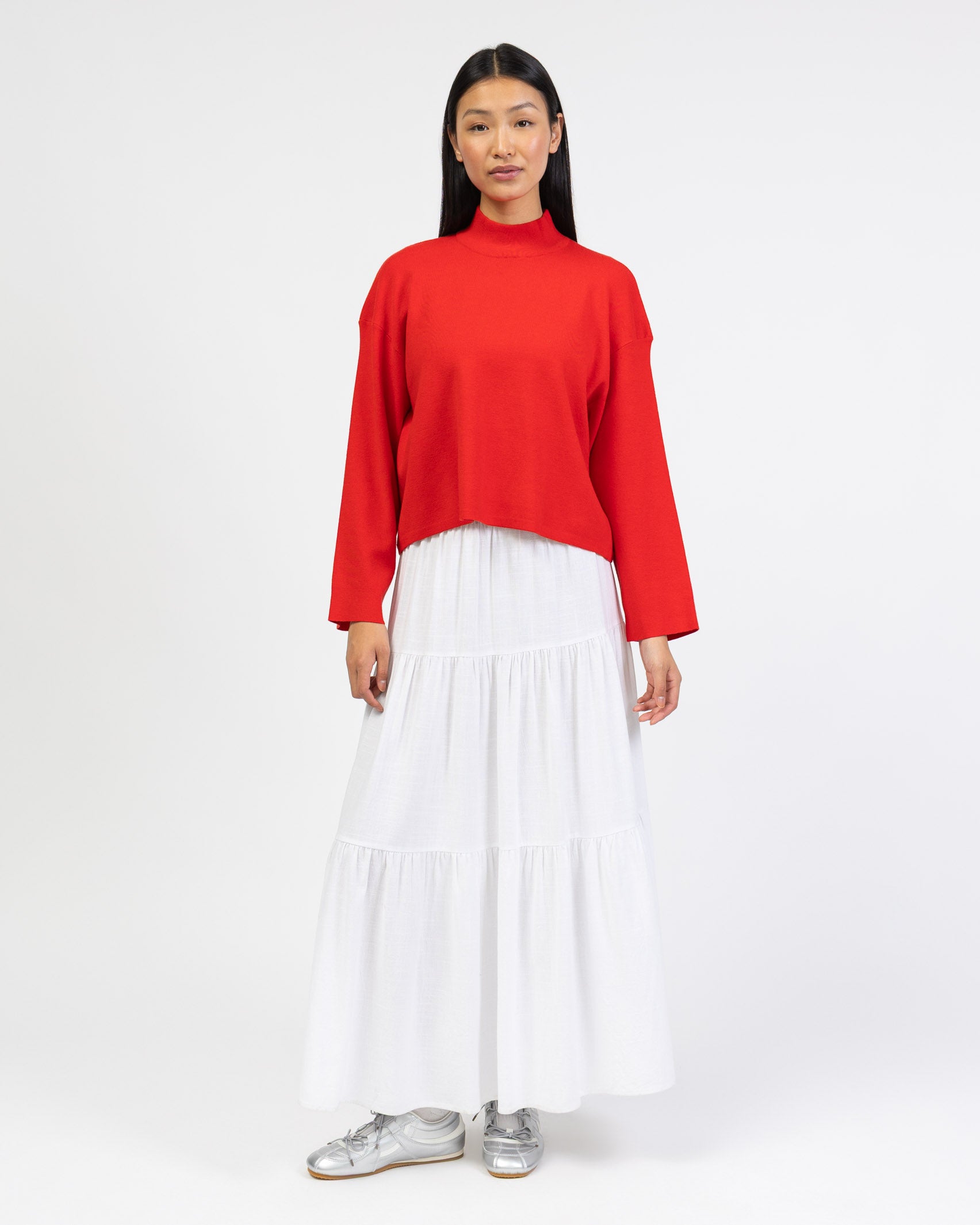 Weicher Pullover mit Stehkragen kombiniert mit Maxirock