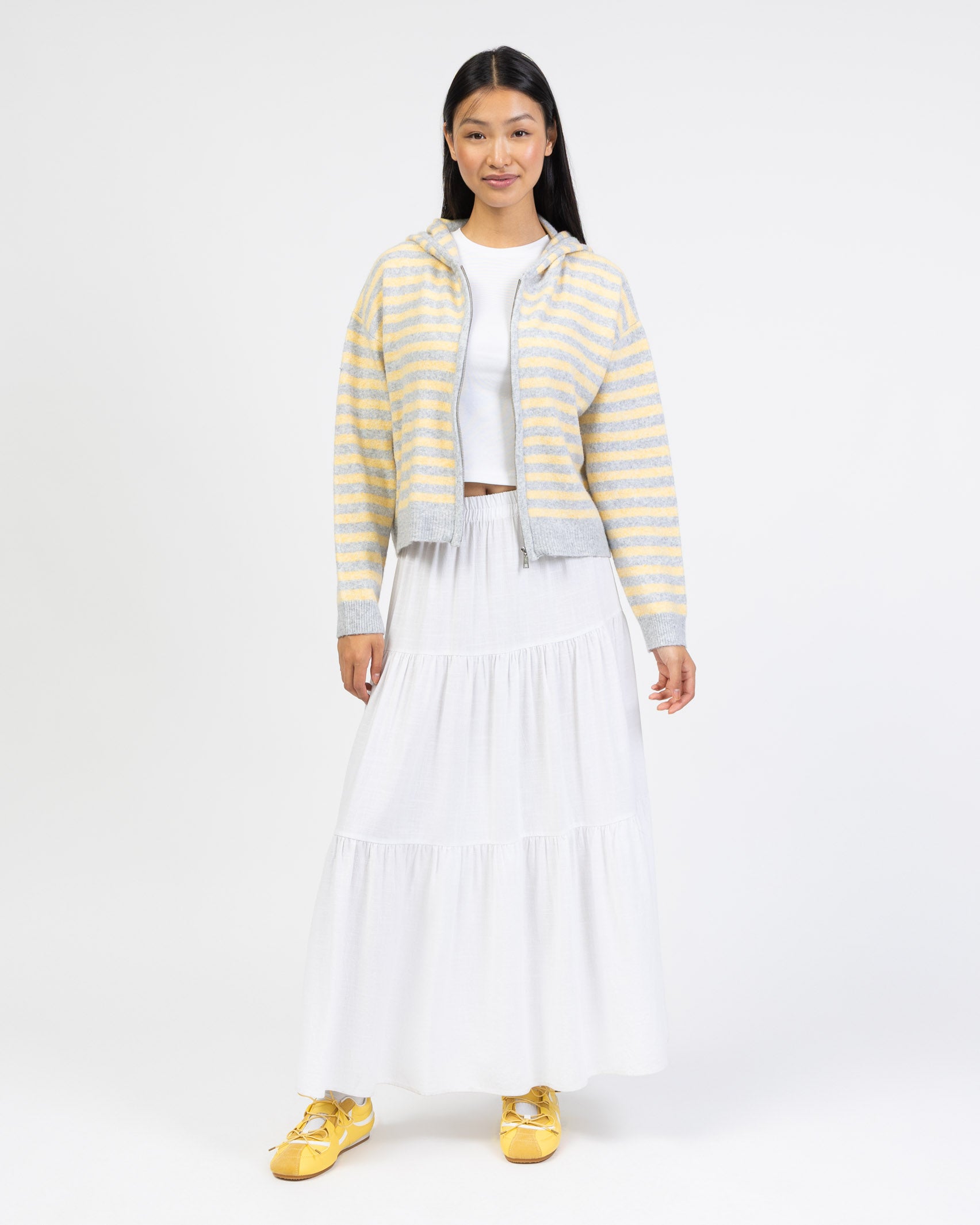 Gestreifte Strickjacke mit Kapuze kombiniert mit Maxirock