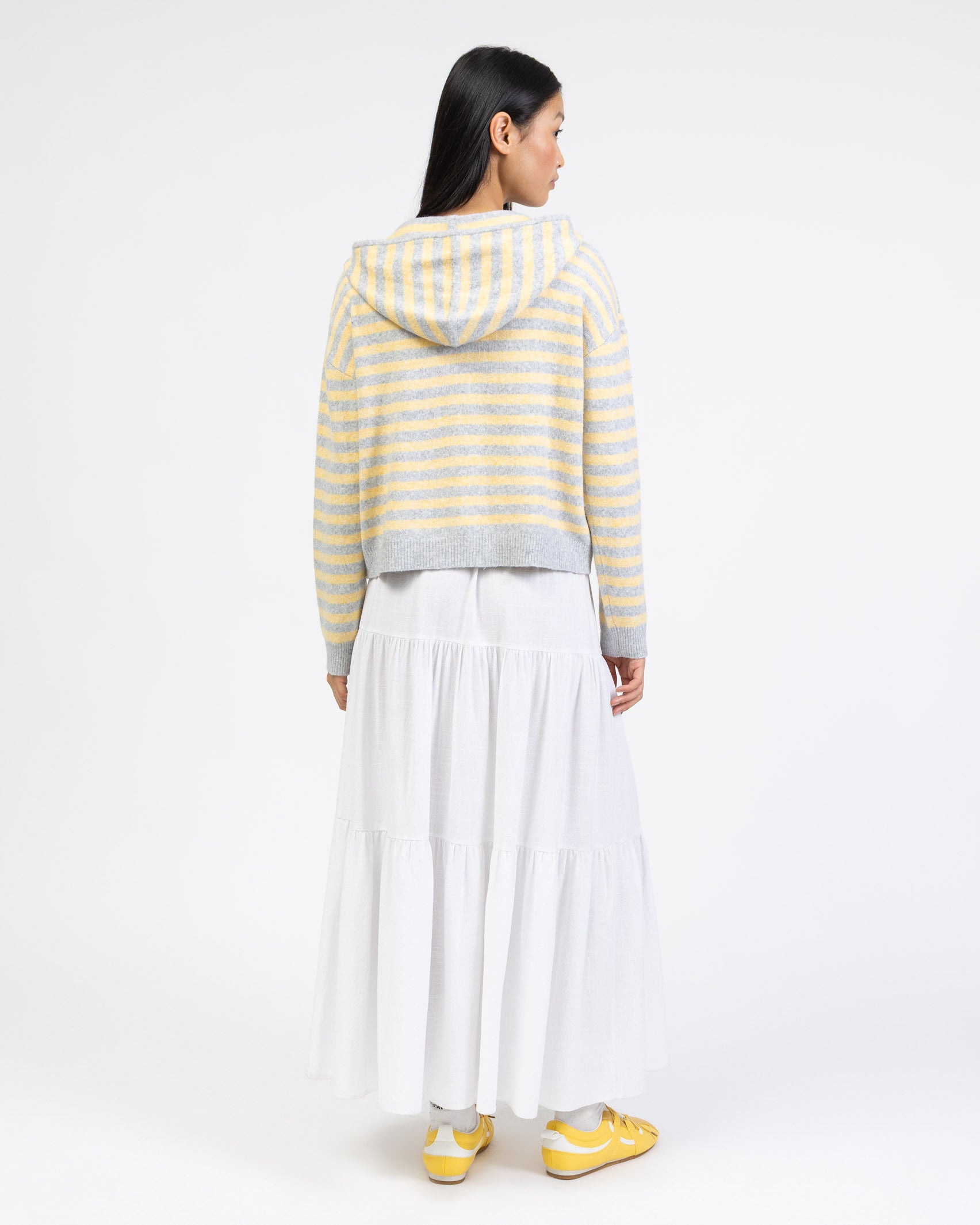 Gestreifte Strickjacke mit Kapuze von hinten