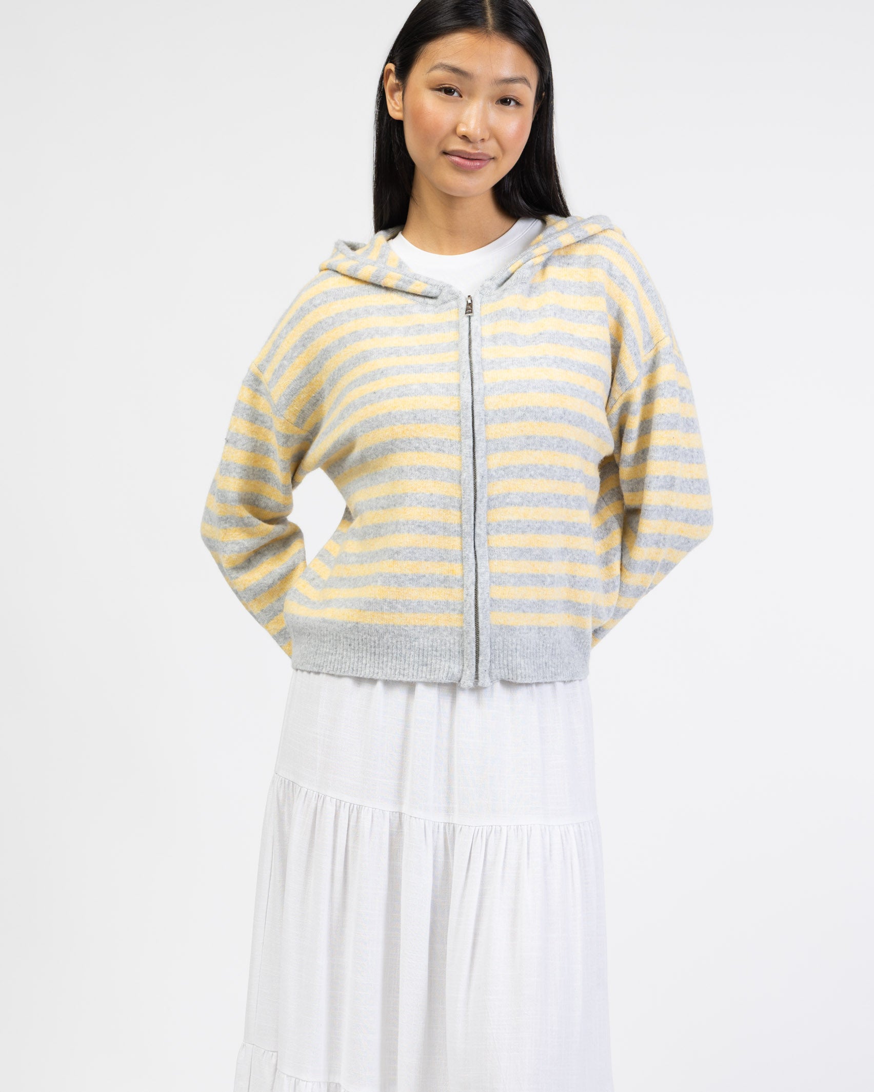 Gestreifte Strickjacke mit Kapuze von vorne