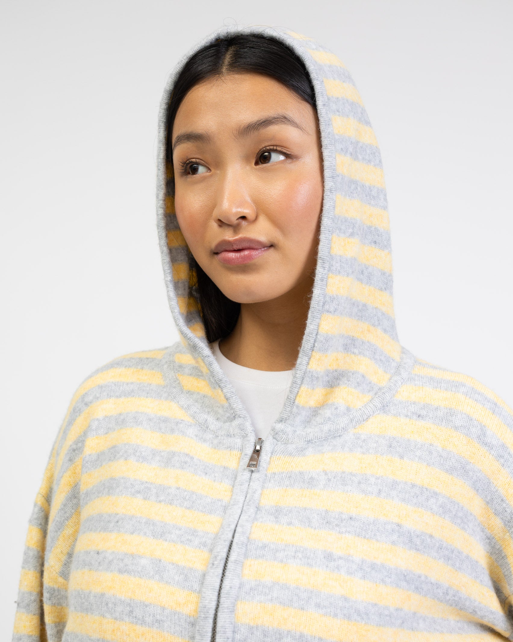 Gestreifte Strickjacke mit Kapuze im Detail