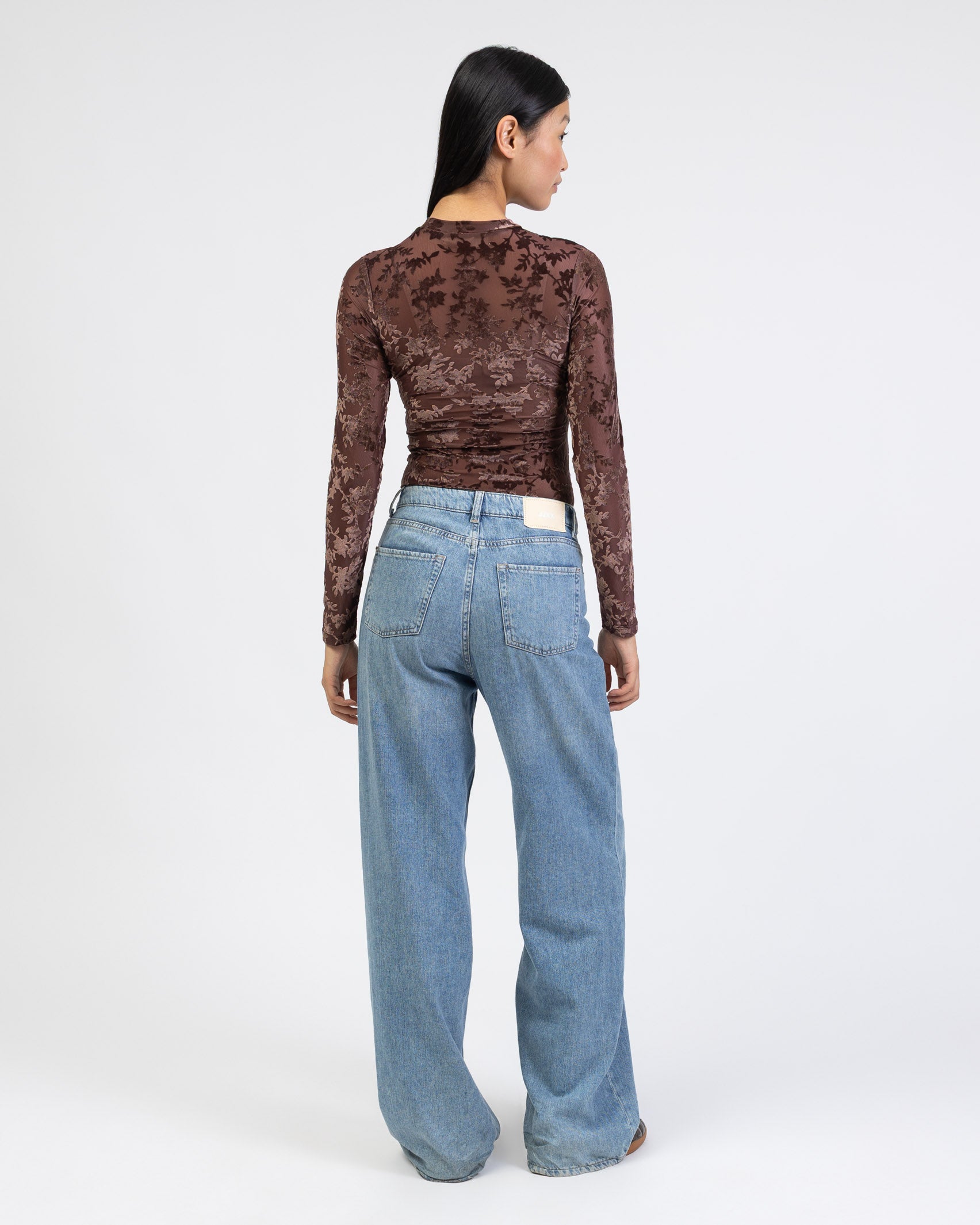 Body mit Blätter Print aus Samt von hinten