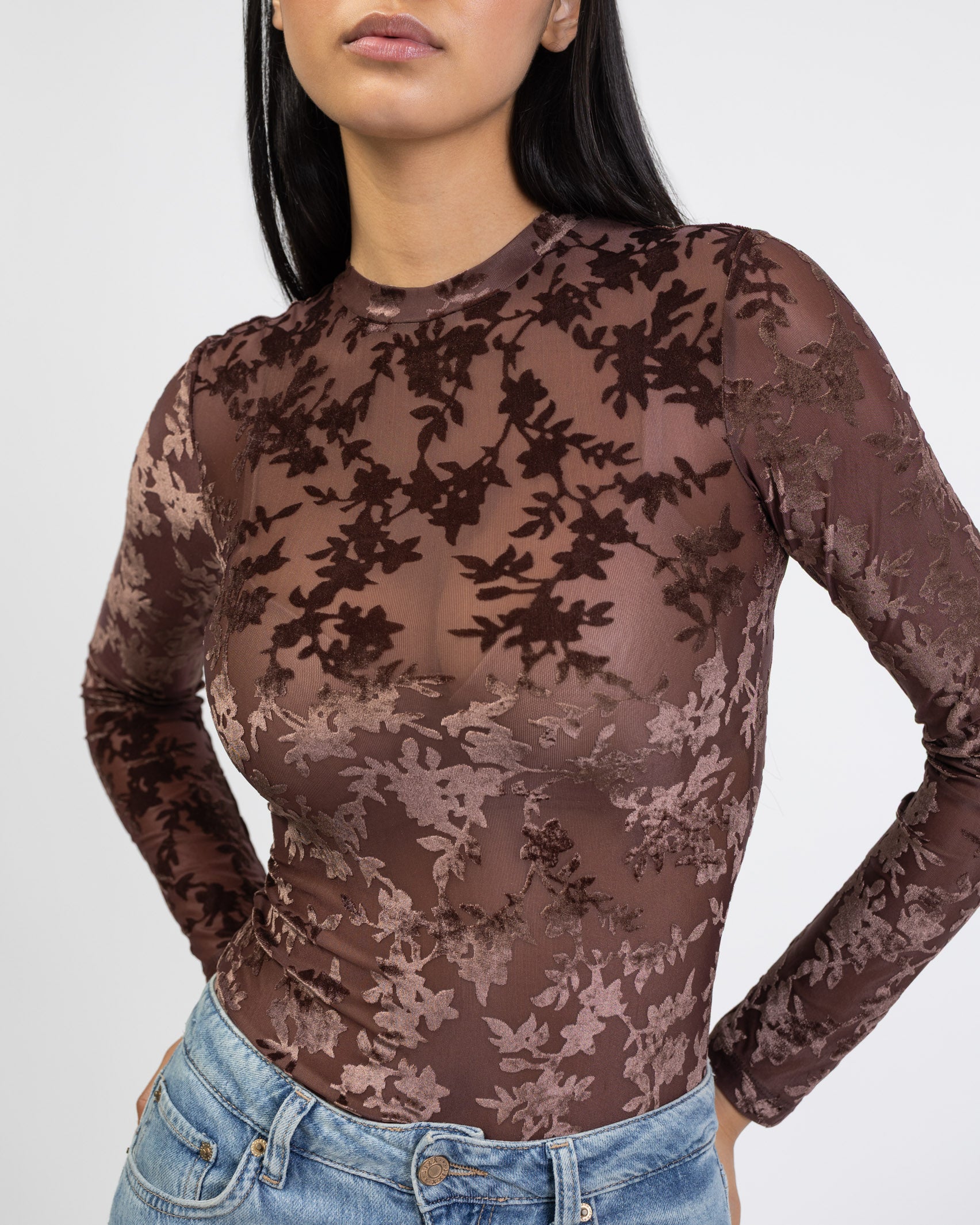 Body mit Blätter Print aus Samt im Detail