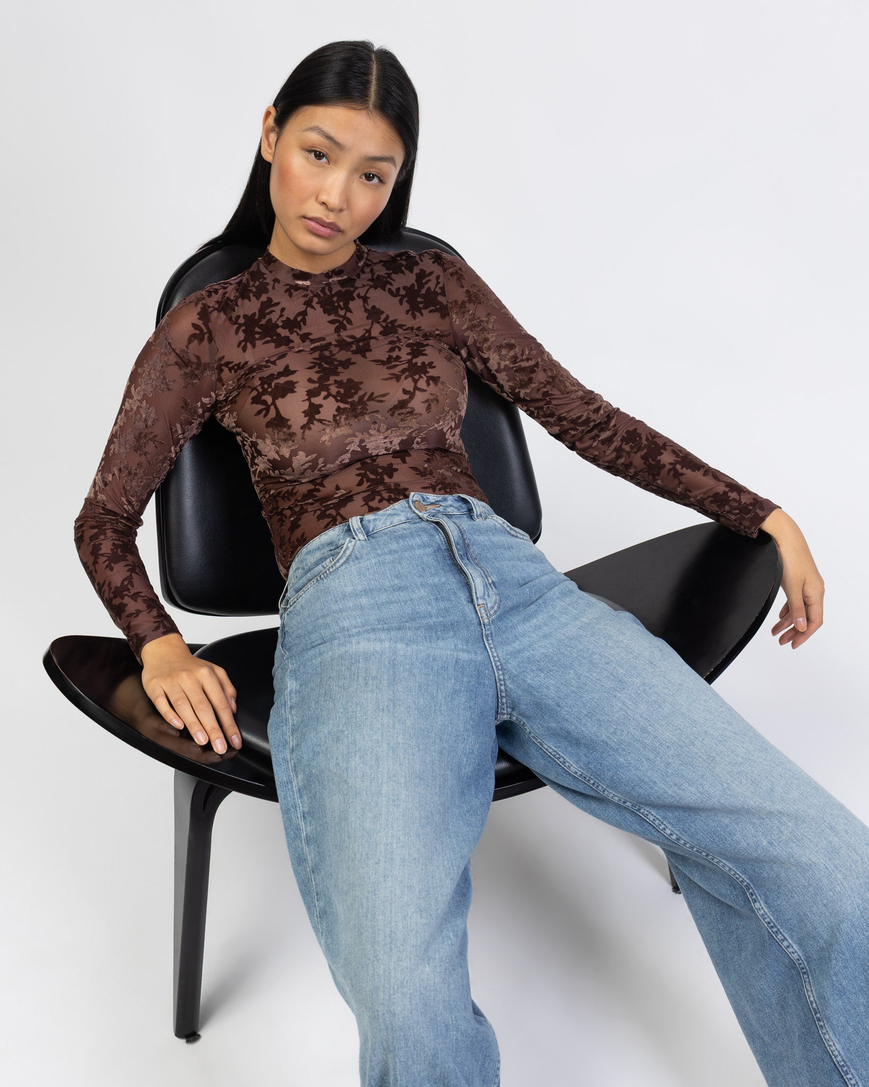 Body mit Blätter Print aus Samt sitzend