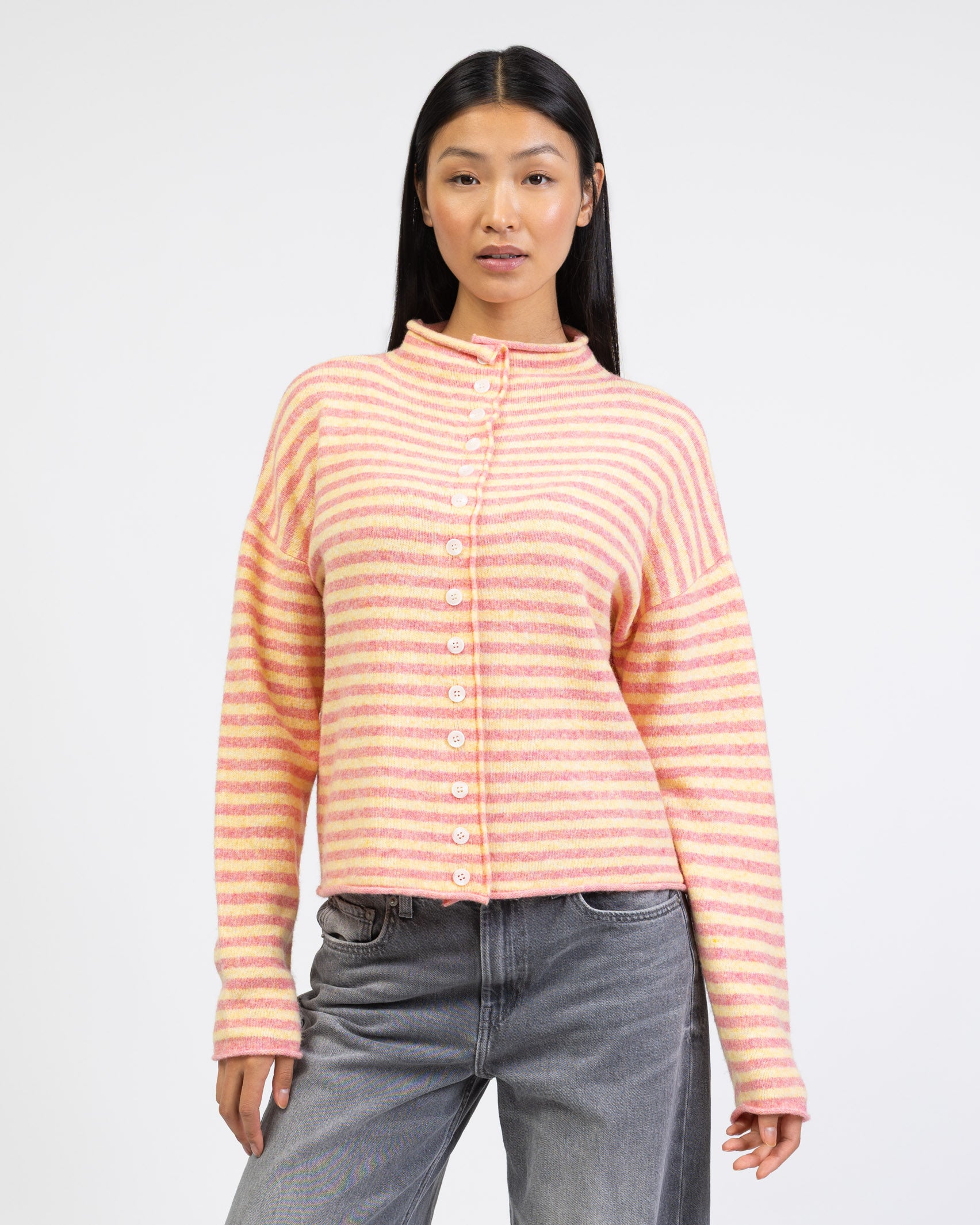 Gestreifte Strickjacke mit Stehkragen von vorne