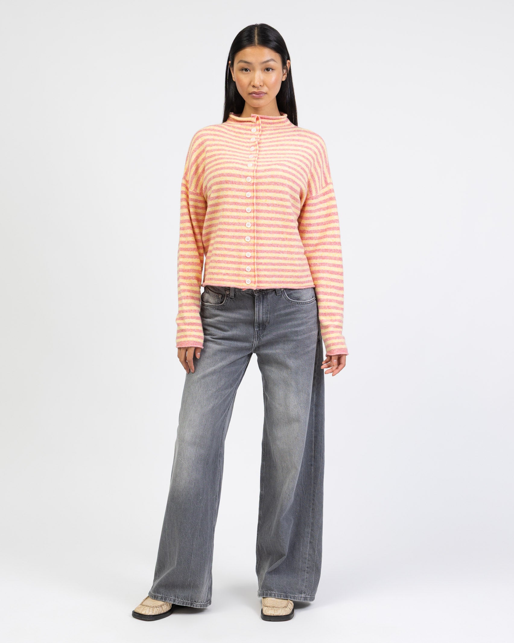 Gestreifte Strickjacke mit Stehkragen kombiniert mit Jeans