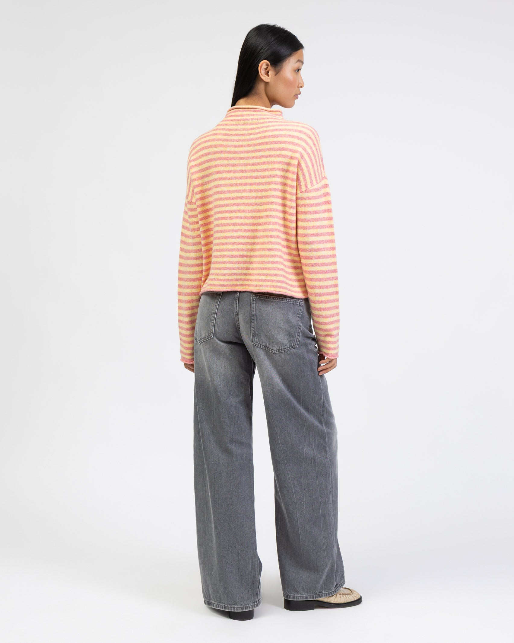 Gestreifte Strickjacke mit Stehkragen von hinten