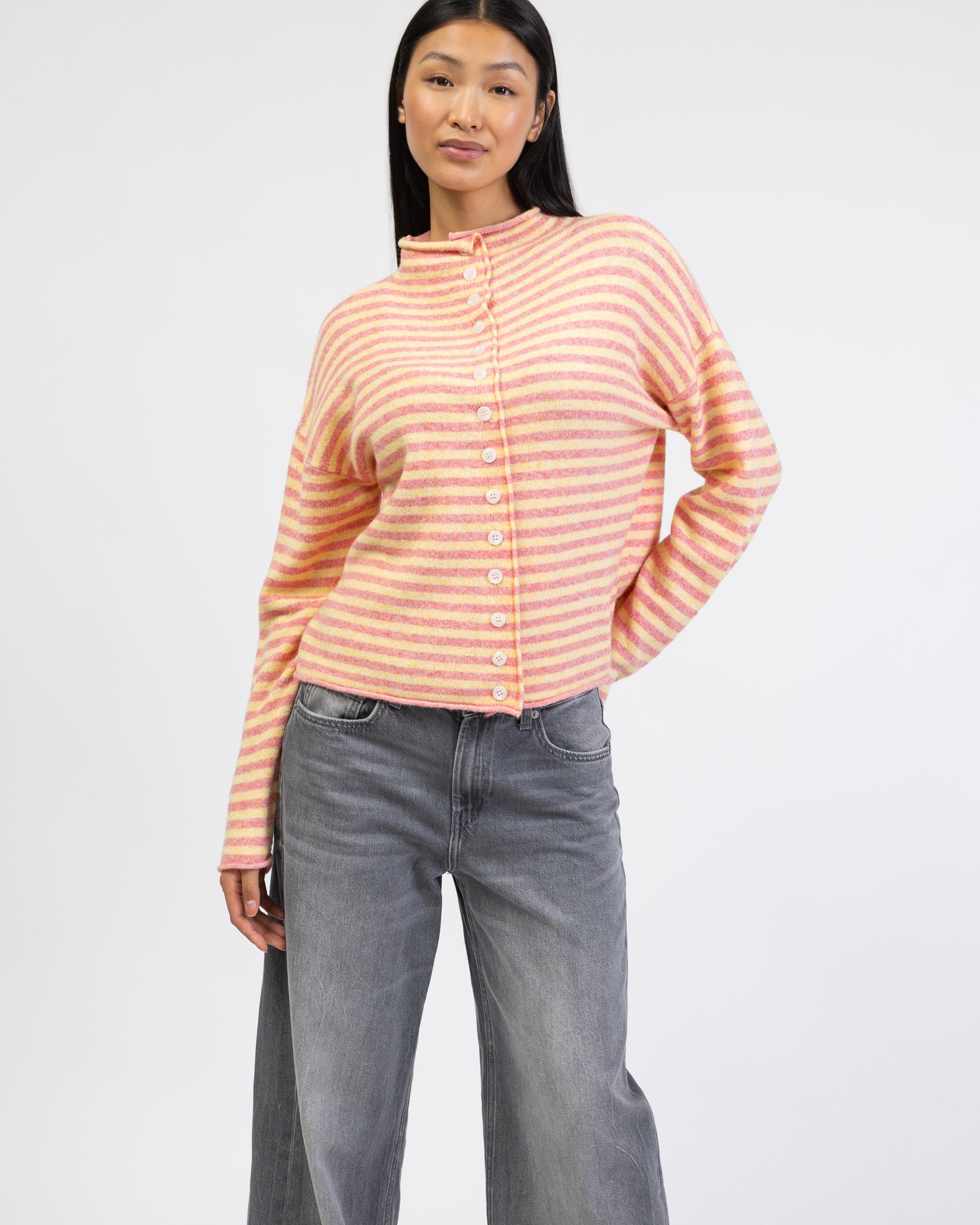 Gestreifte Strickjacke mit Stehkragen von vorne