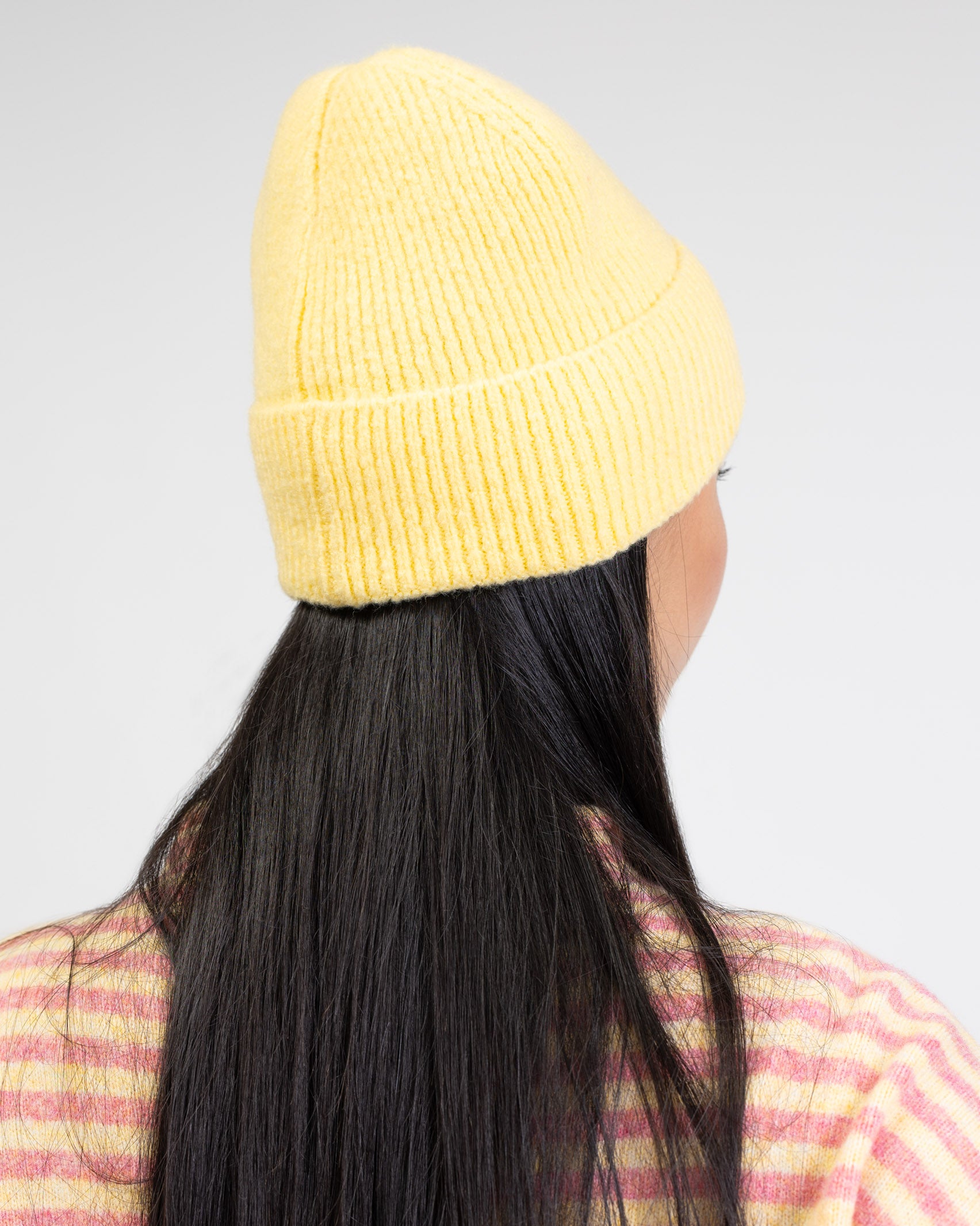 Weiche Strickmütze getragen von hinten