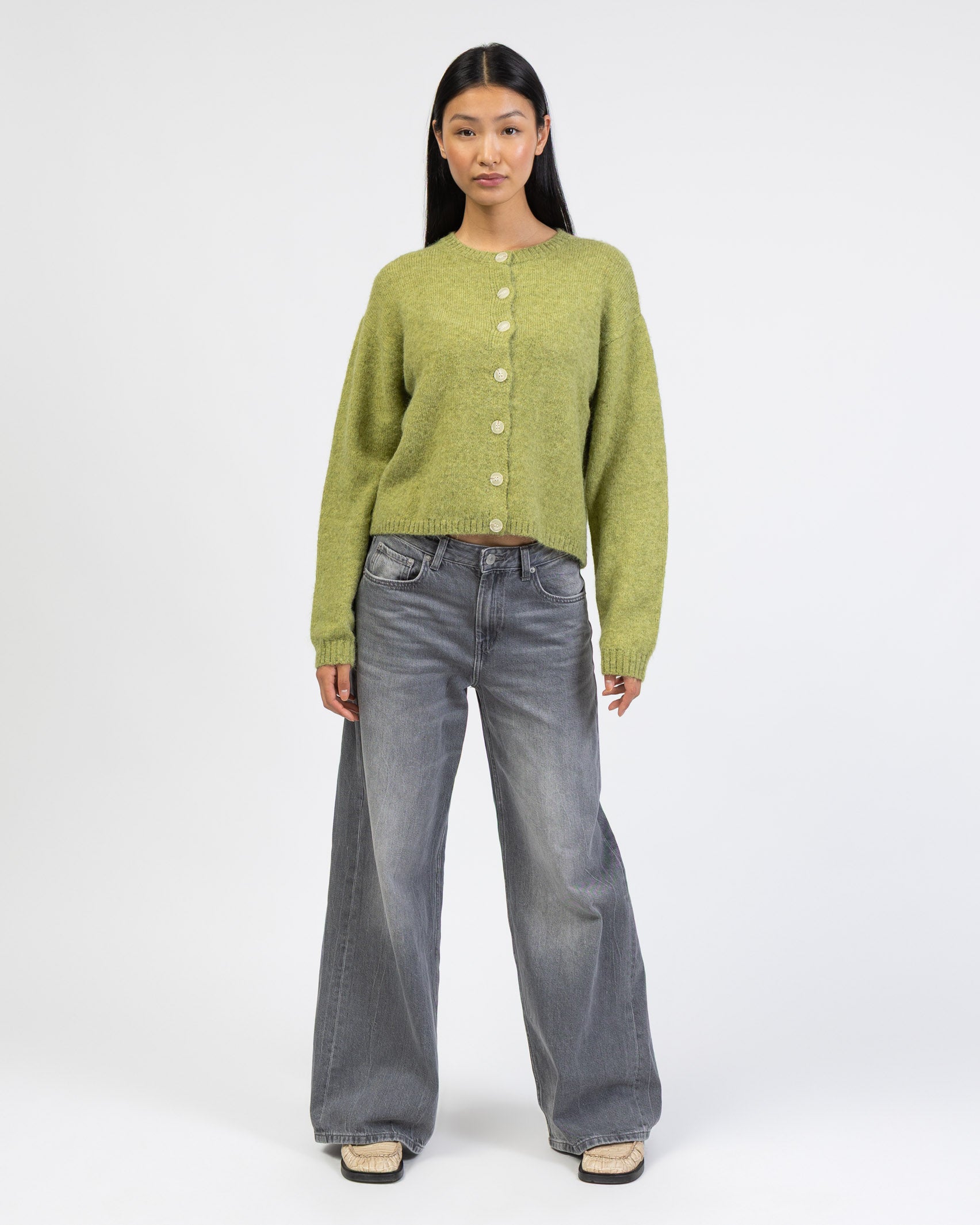 Strickjacke mit Rundhalsausschnitt kombiniert mit grauer Jeans