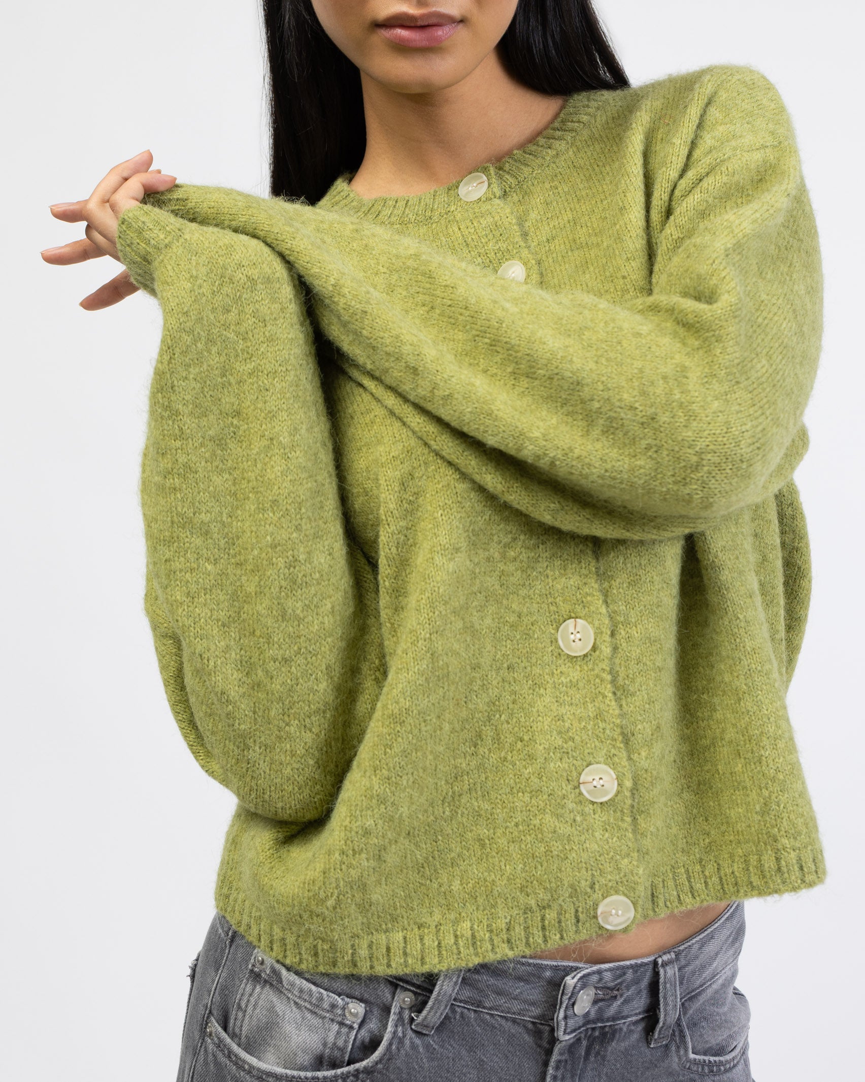 Strickjacke mit Rundhalsausschnitt im Detail