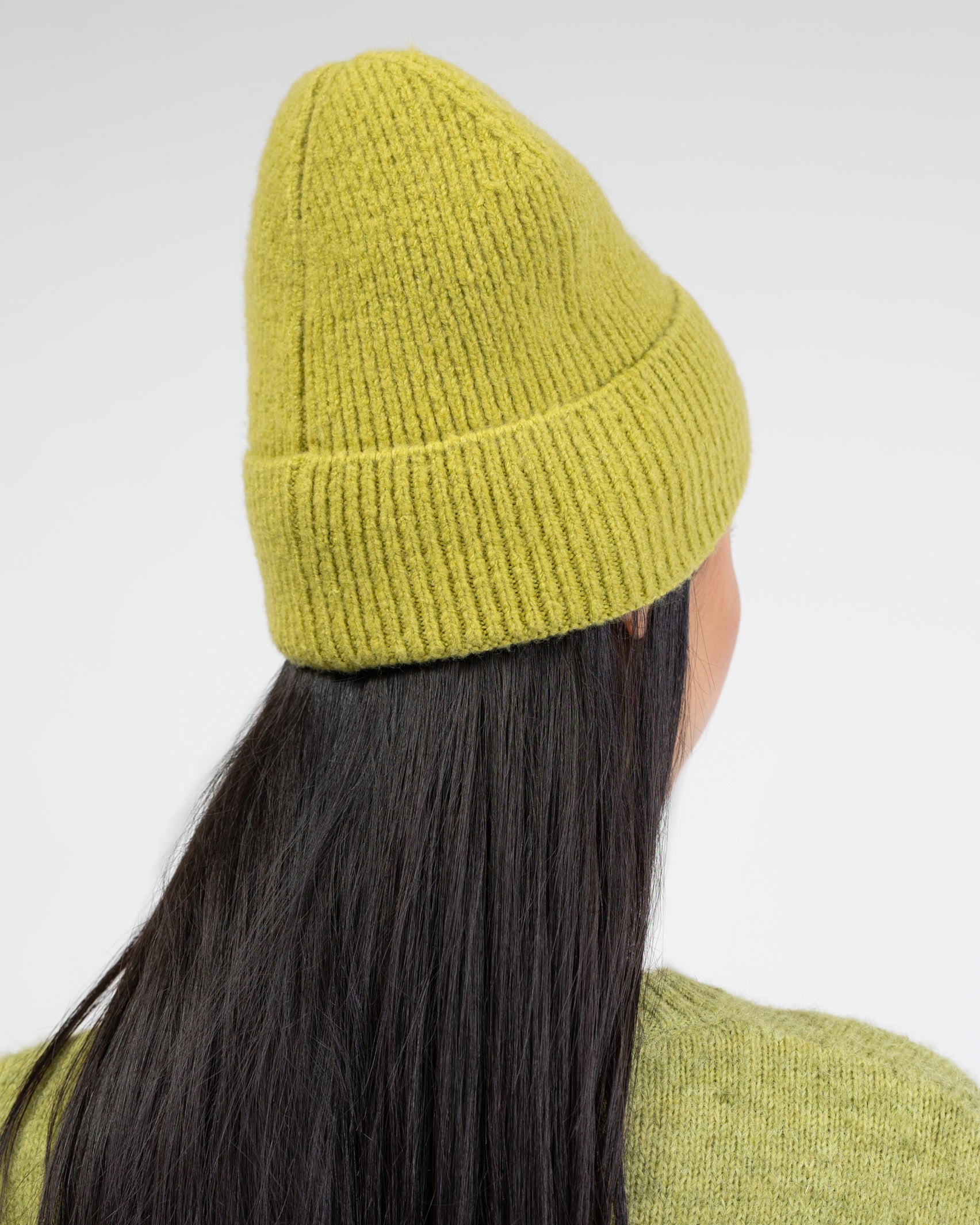 Weiche Strickmütze on hinten