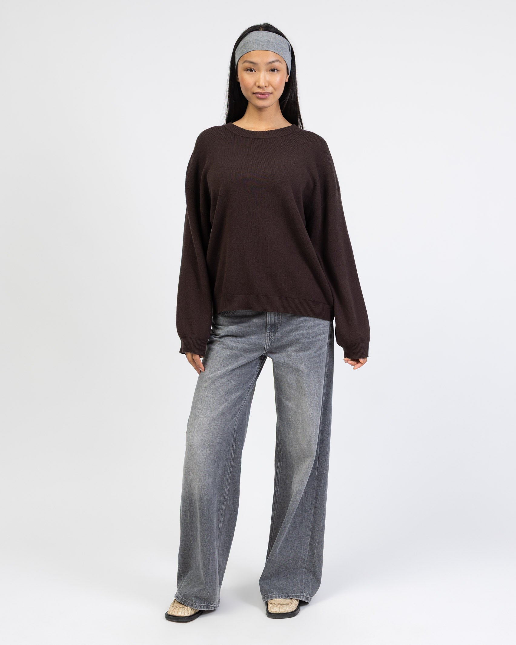 Klassischer Pullover mit Rundhalsausschnitt kombiniert mit grauer Jeans