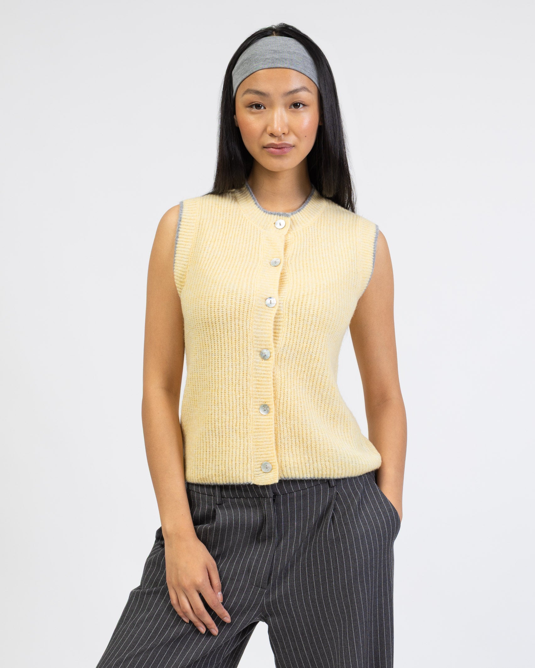 Strickpullunder mit Kontrastnaht von vorne