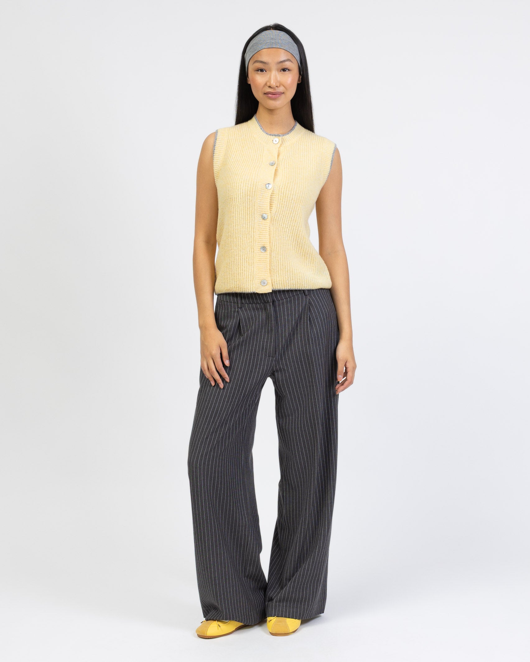 Strickpullunder mit Kontrastnaht kombiniert mit grauer Hose