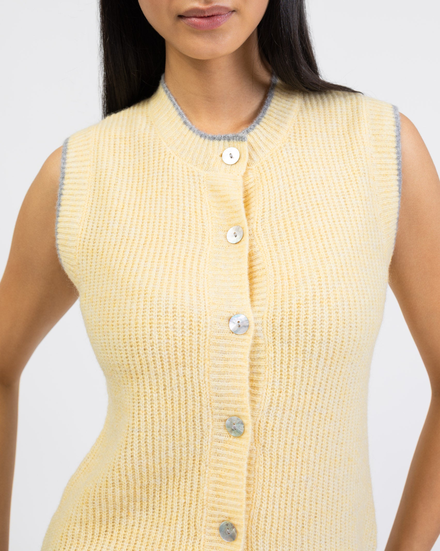 Strickpullunder mit Kontrastnaht im Detail