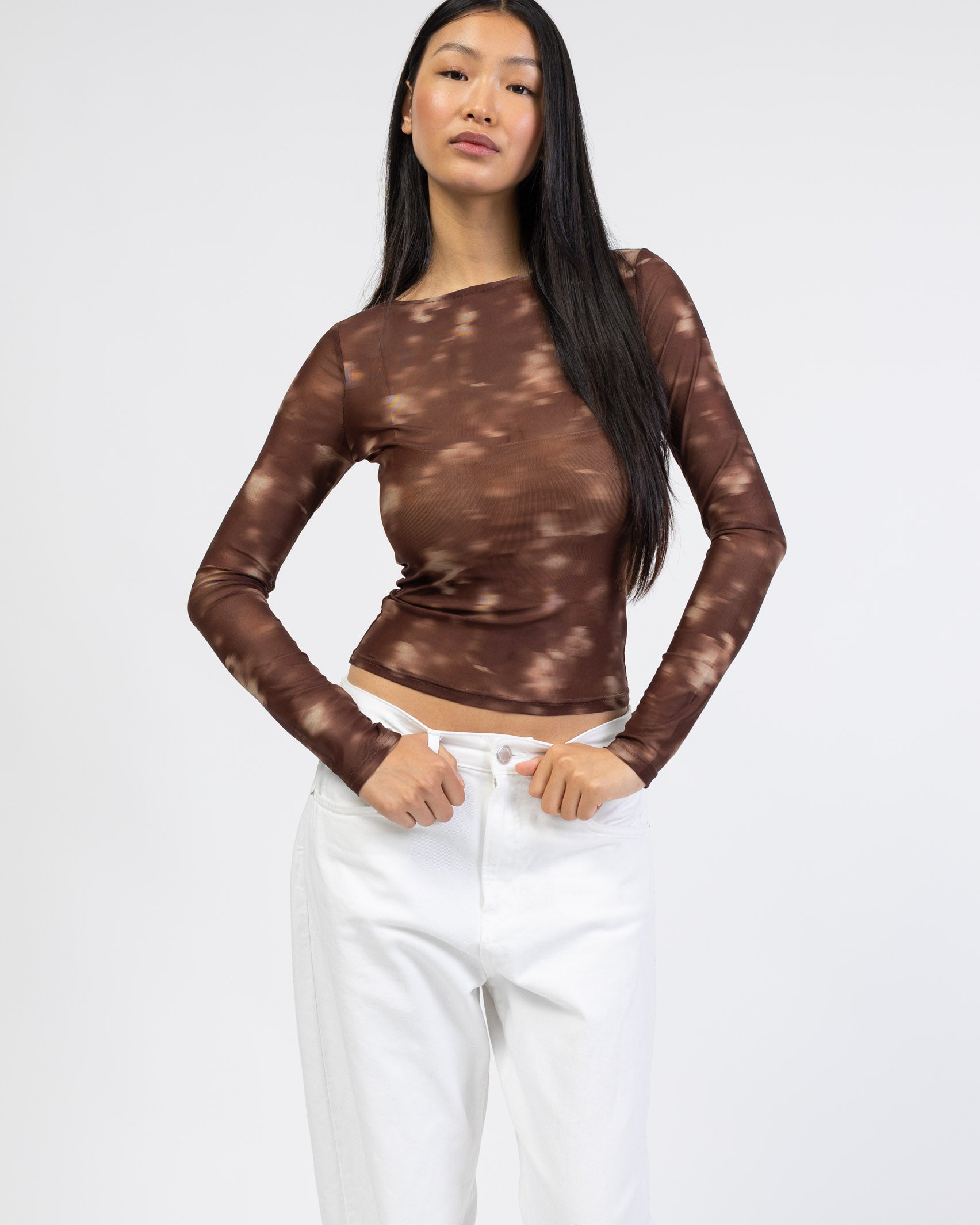 Langarm Mesh Shirt mit abstrakten Muster von vorne