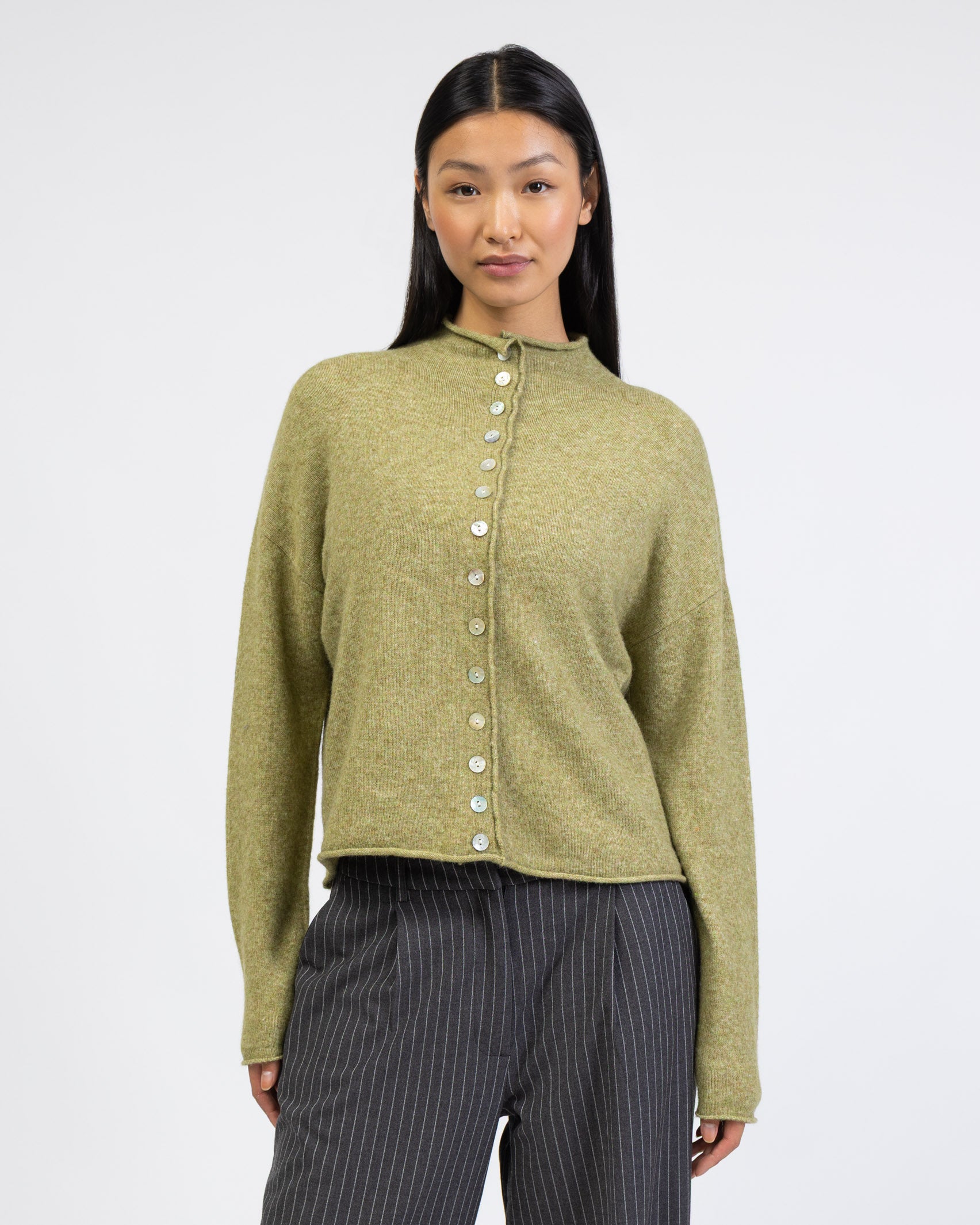 Strickjacke mit Stehkragen von vorne