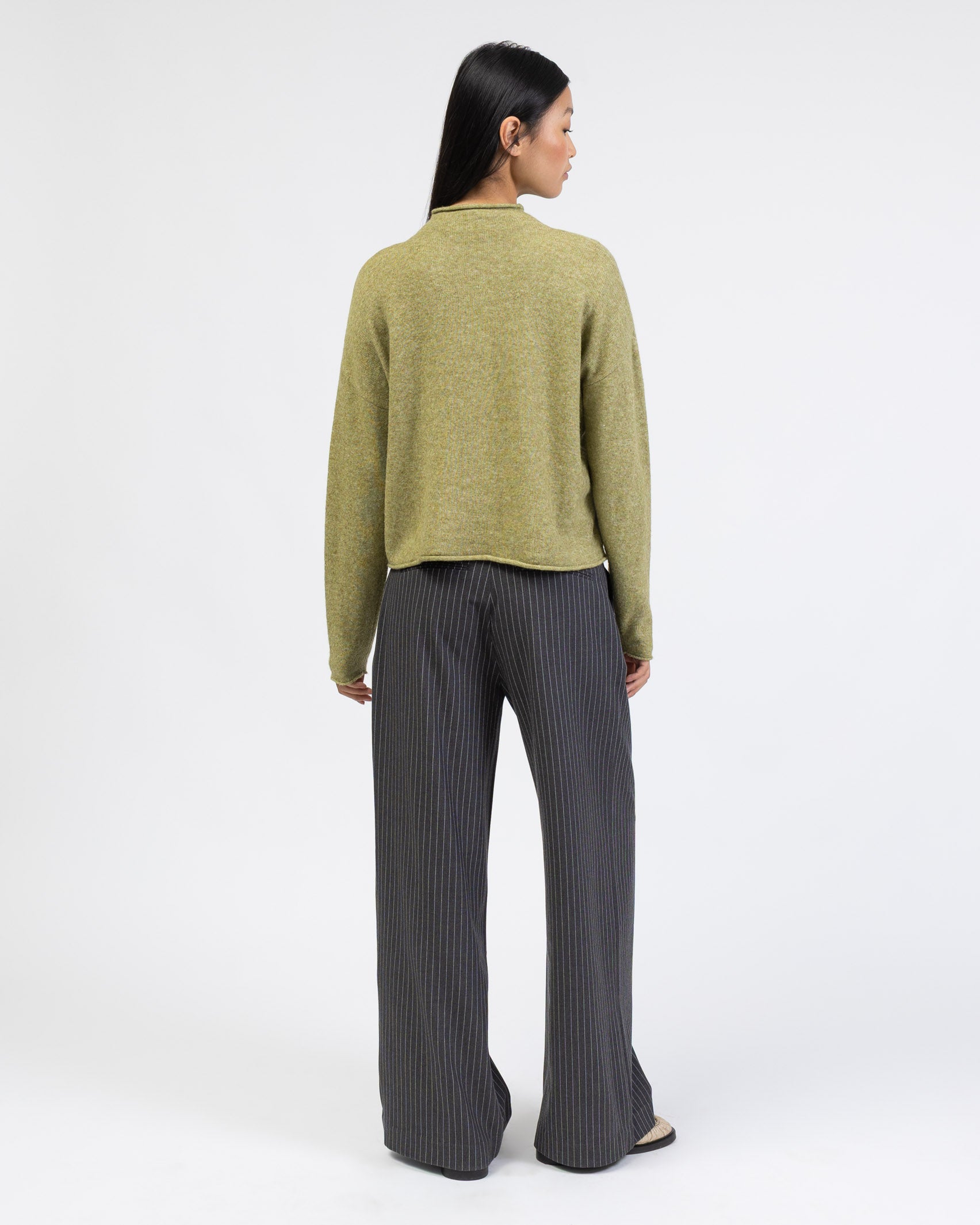 Strickjacke mit Stehkragen von hinten