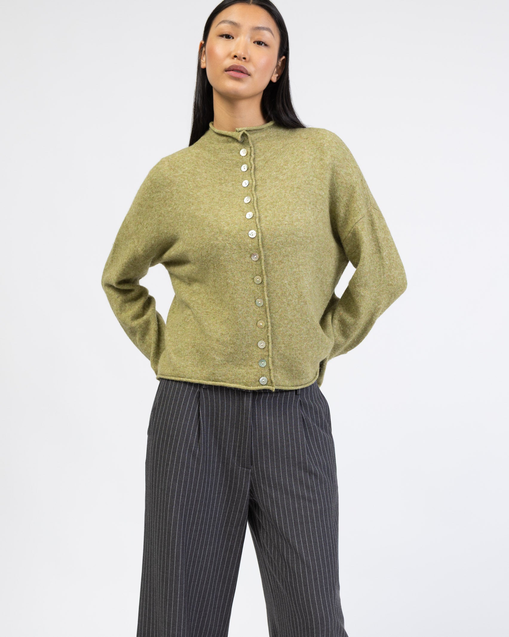 Strickjacke mit Stehkragen von vorne