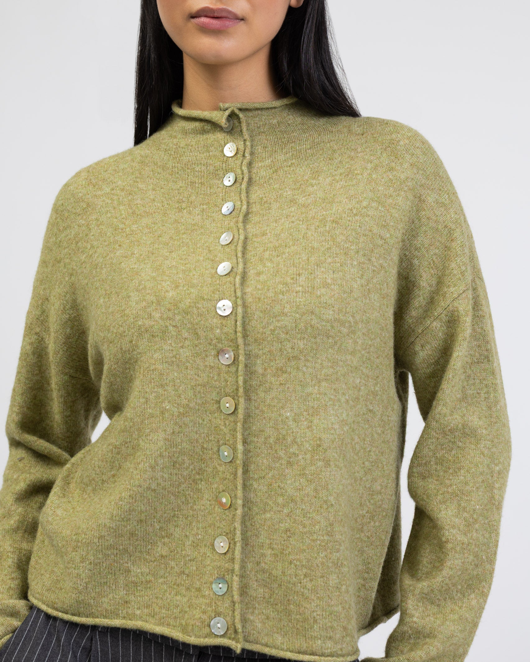 Strickjacke mit Stehkragen im Detail