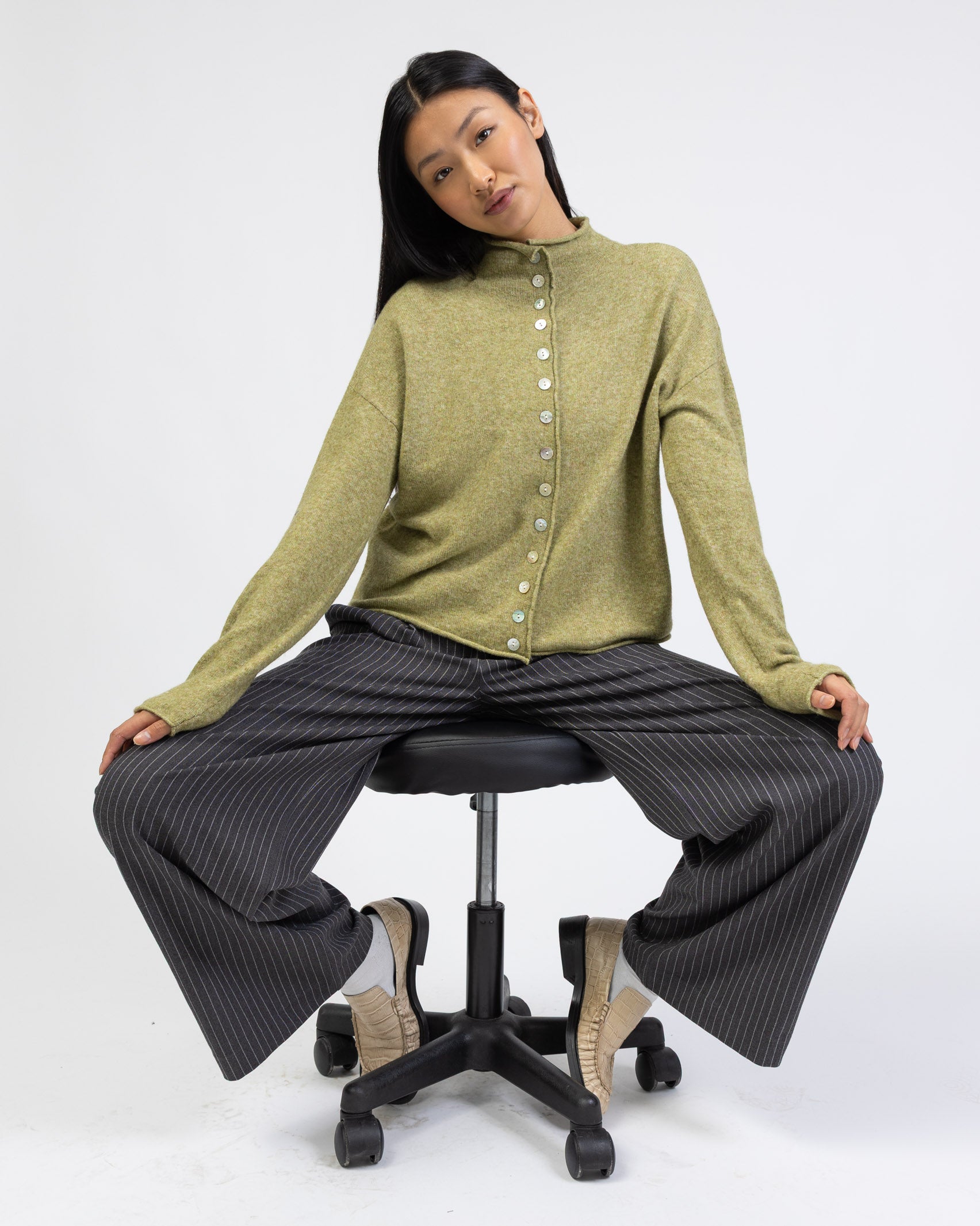 Strickjacke mit Stehkragen im Sitzen