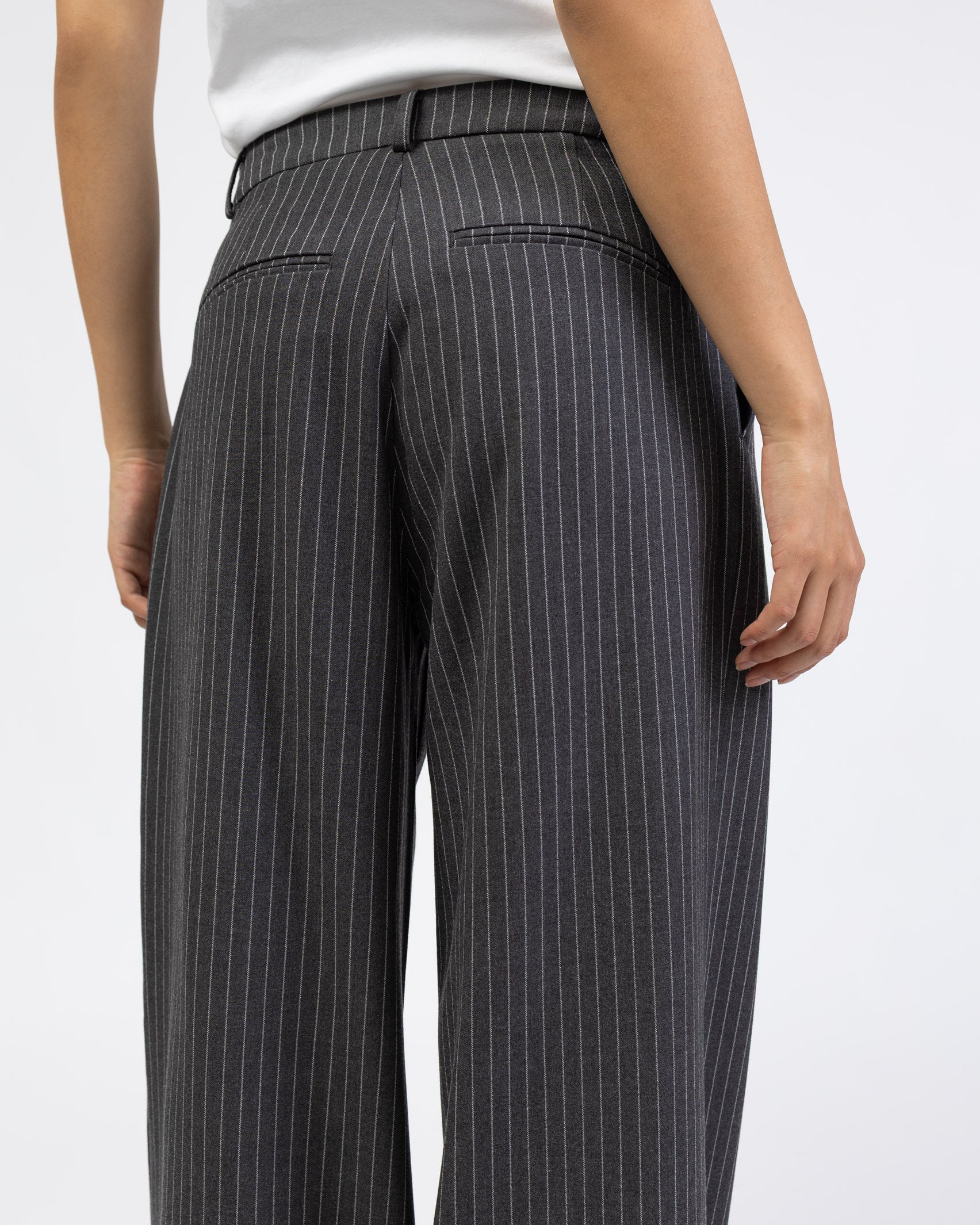 Nadelstreifen Hose mit geraden Bein von hinten