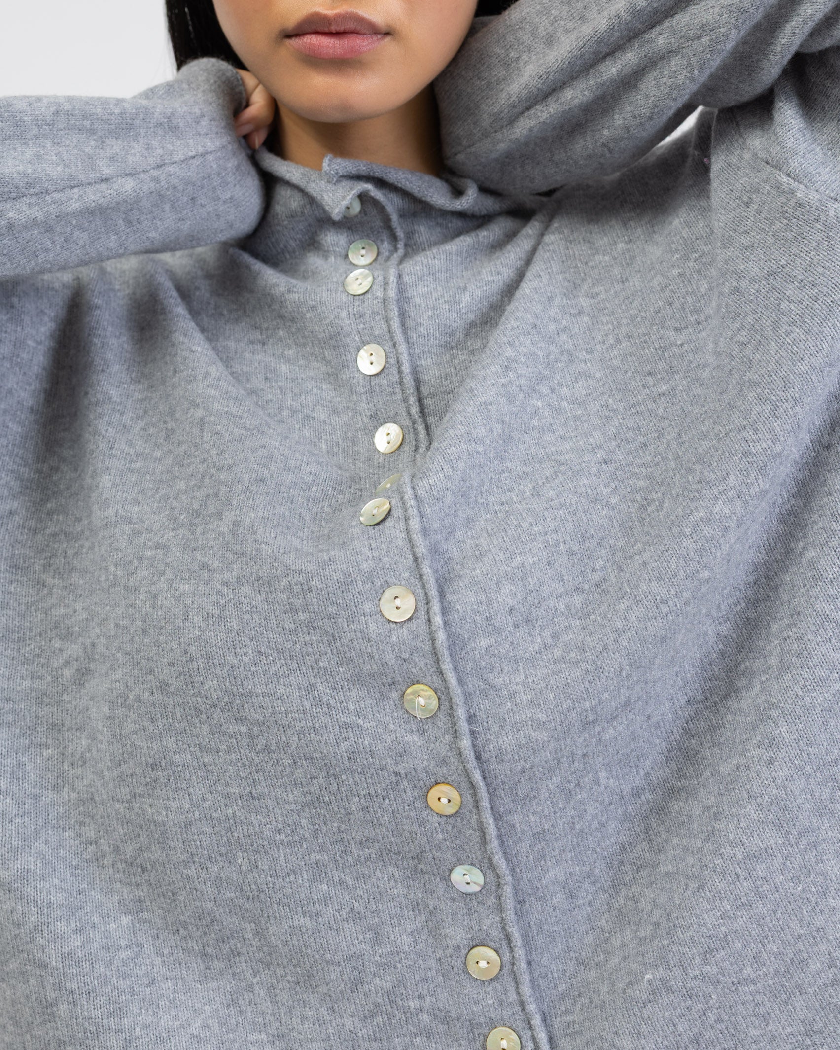 Strickjacke mit Stehkragen im Detail