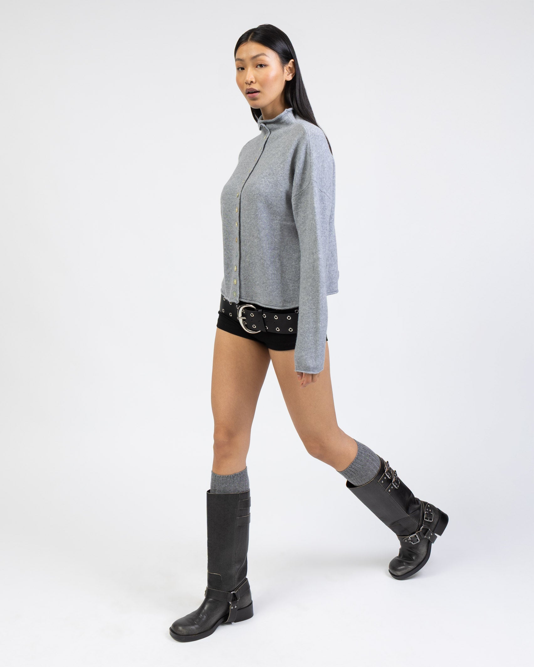 Strickjacke mit Stehkragen in Bewegung