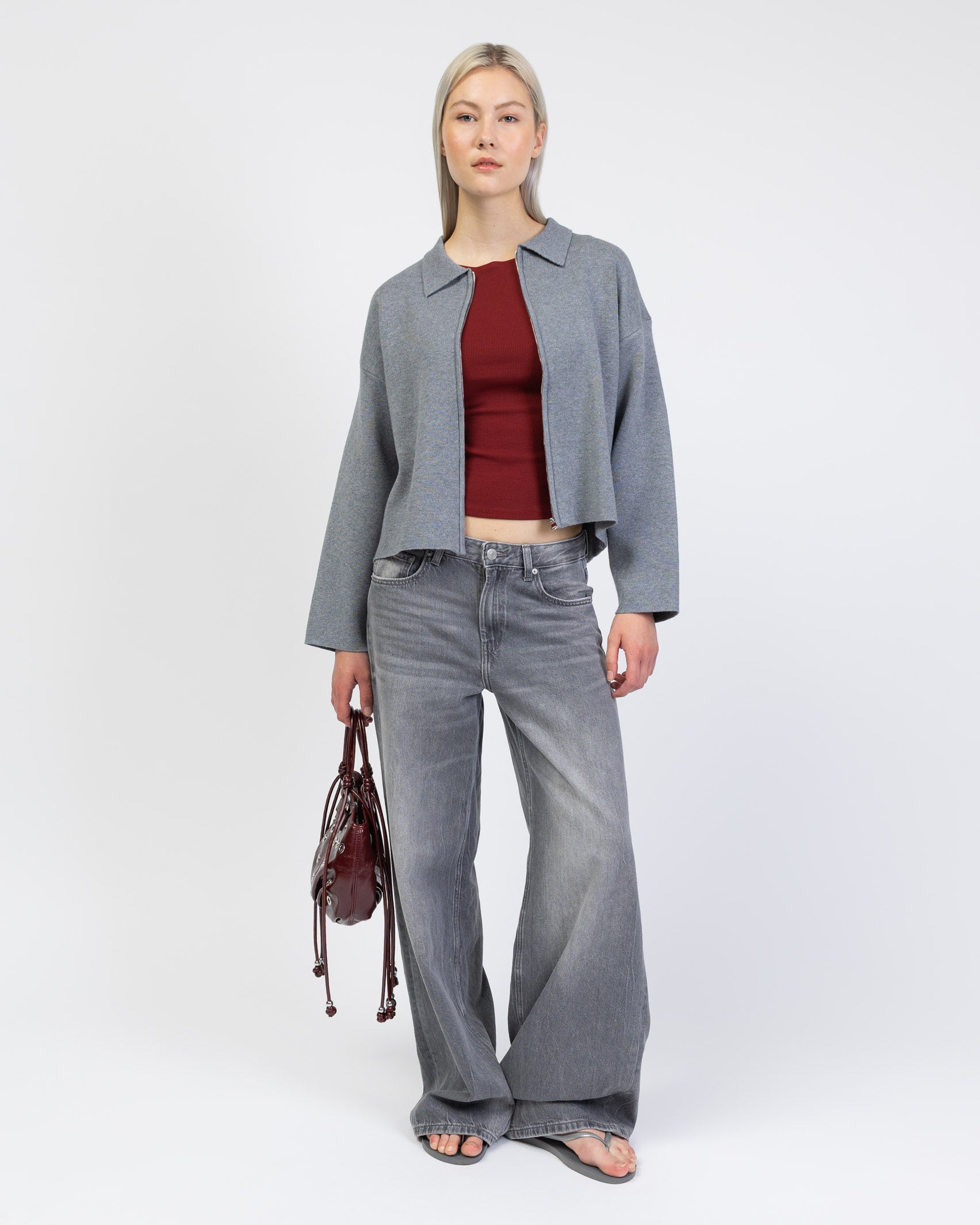 Kastige Strickjacke mit Reißverschluss kombiniert mit grauer Jeans