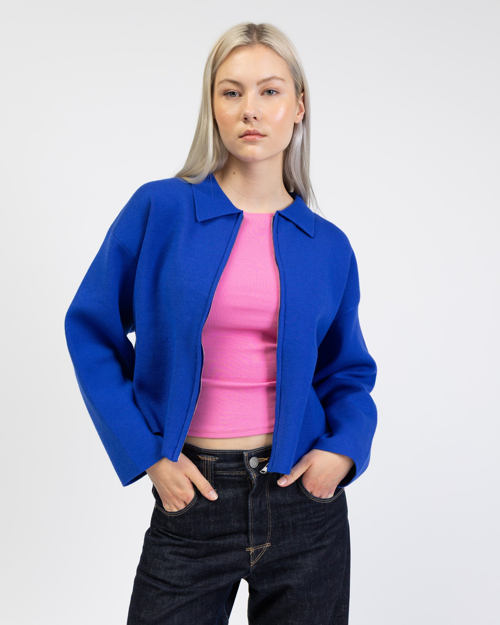 Kastige Strickjacke mit Reißverschluss von vorne offen