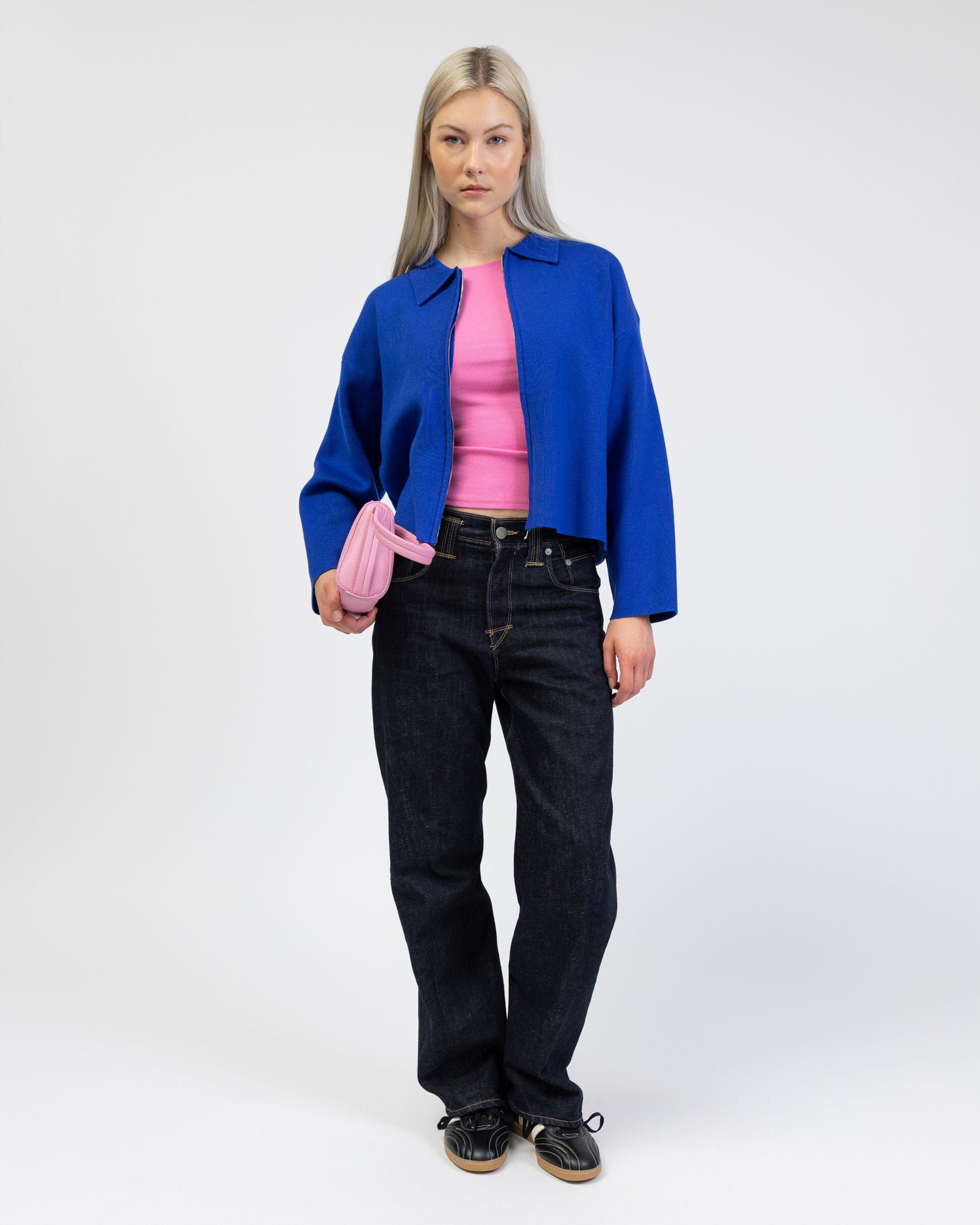 Kastige Strickjacke mit Reißverschluss kombiniert mit pinkfarbenen Top