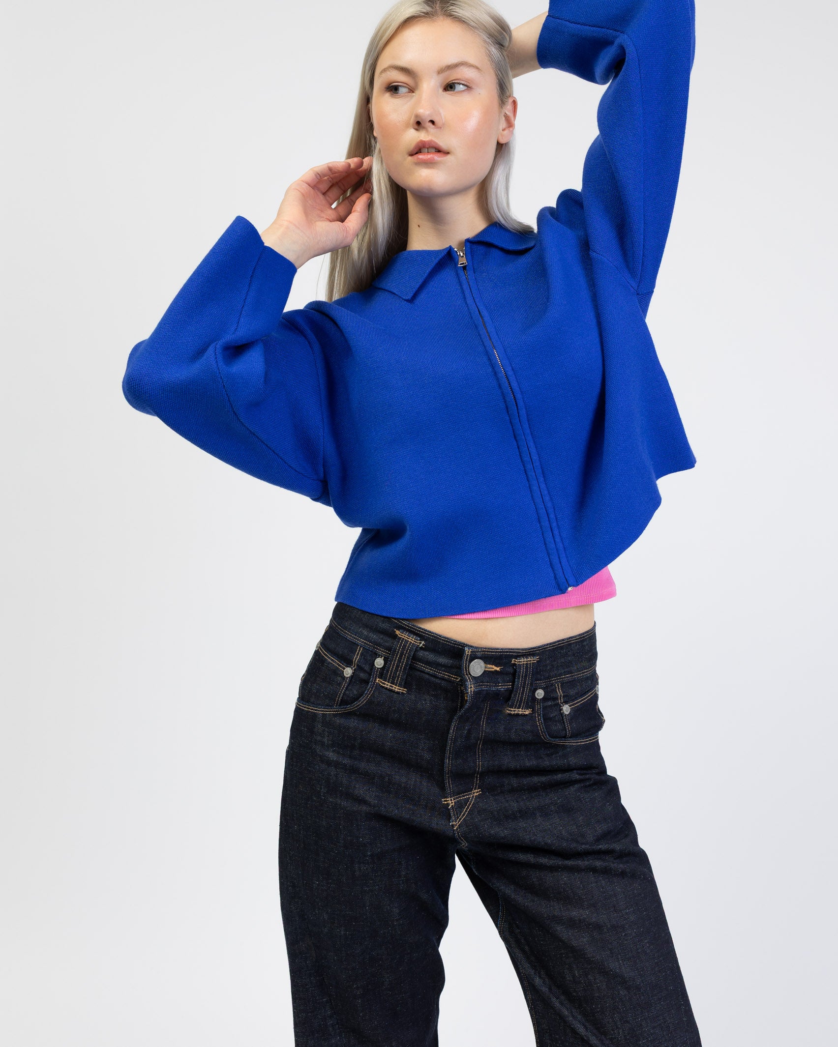 Kastige Strickjacke mit Reißverschluss in Bewegung