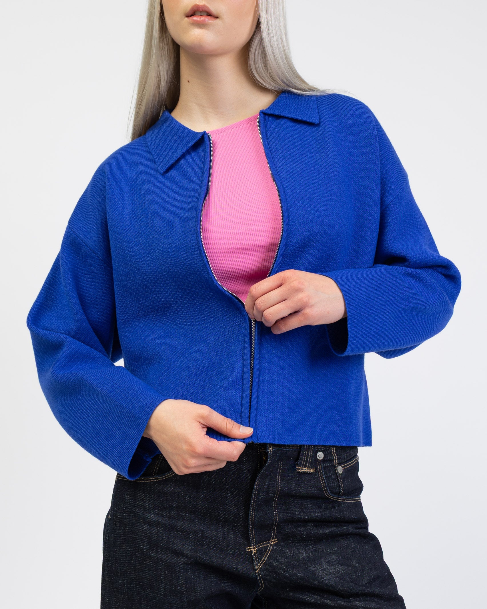 Kastige Strickjacke mit Reißverschluss im Detail