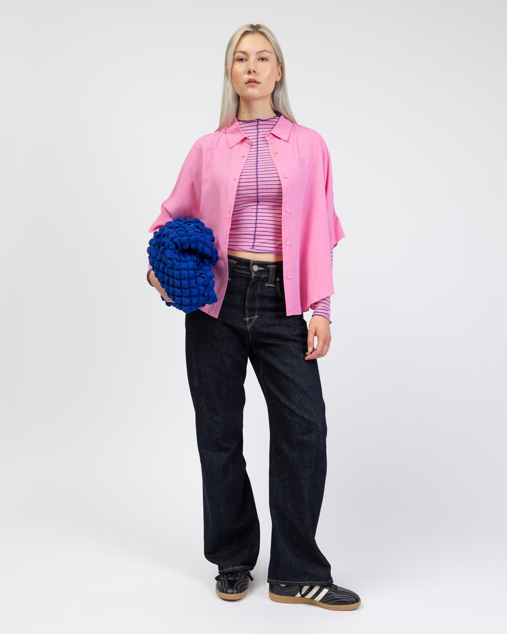 Weite Kurzarm Bluse kombinert mit Jeans und Tasche