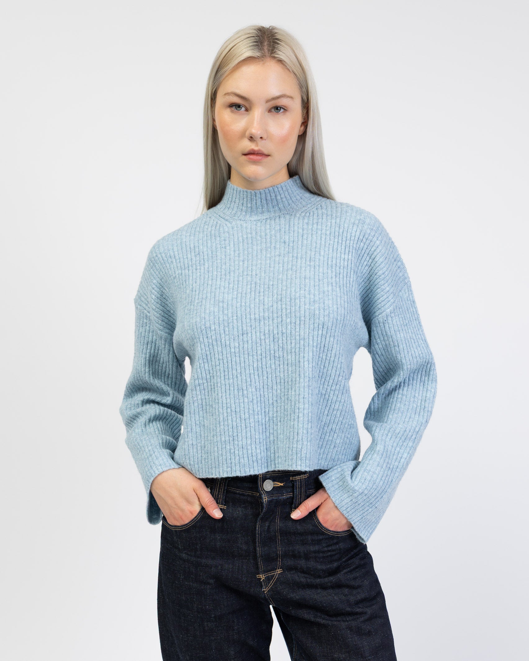 Gerippter Pullover mit Stehkragen von vorne