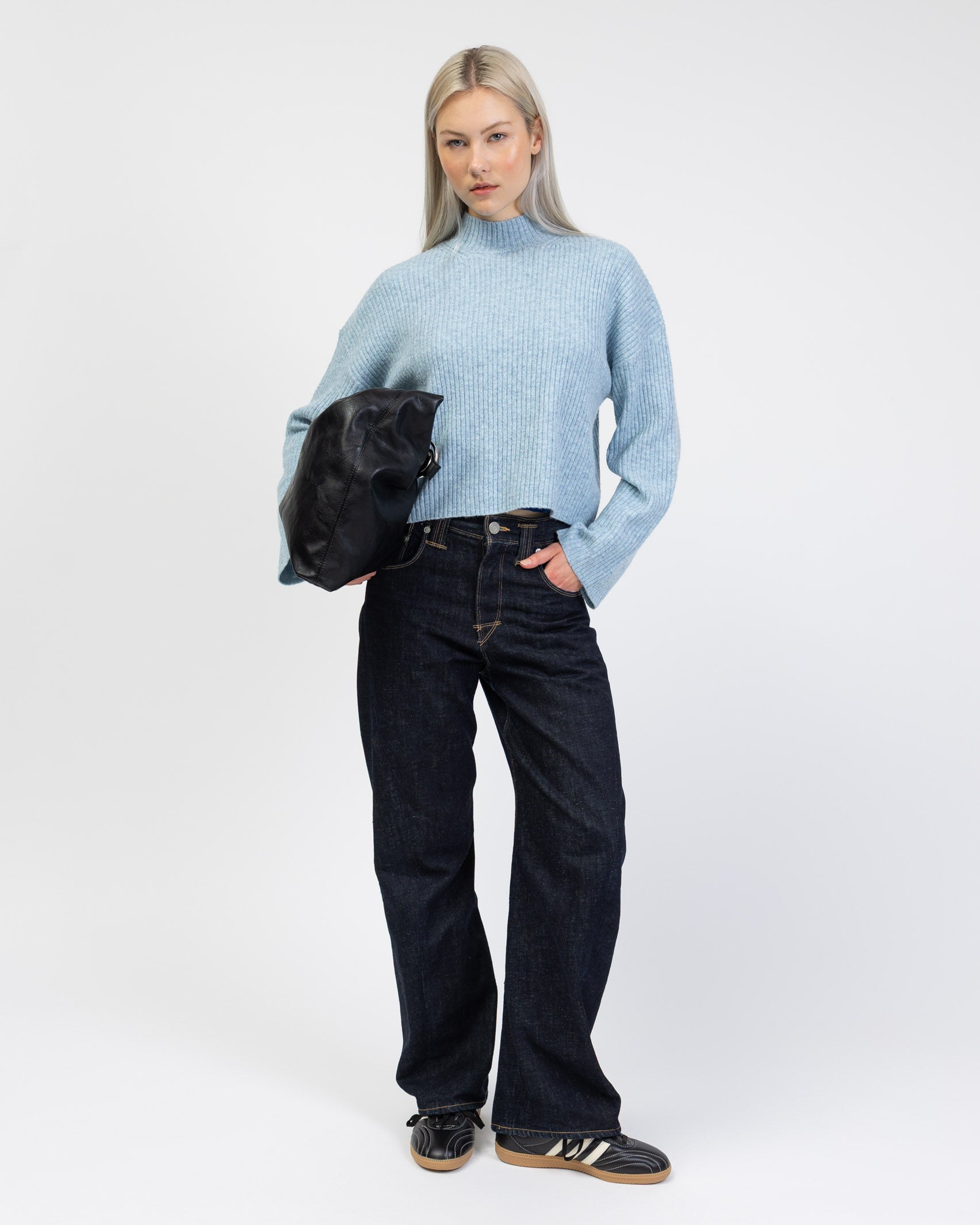 Gerippter Pullover mit Stehkragen kombiniert mit Jeans
