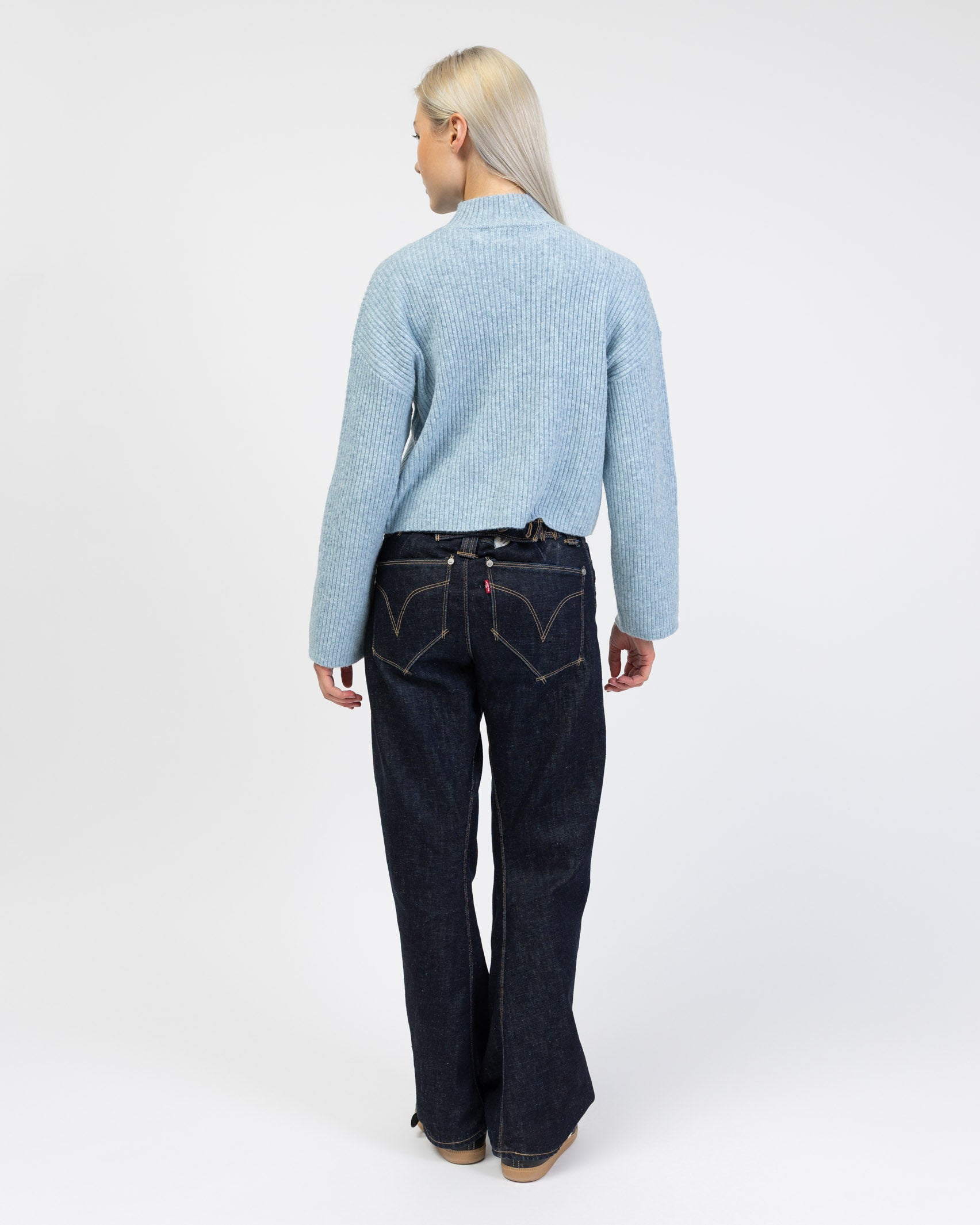 Gerippter Pullover mit Stehkragen von hinten