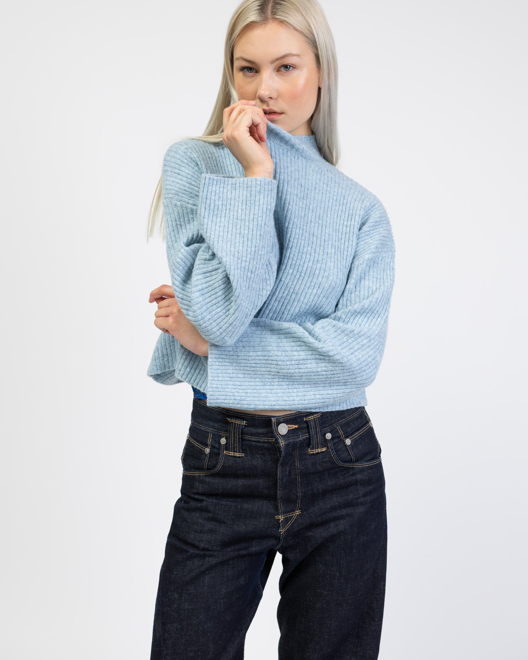 Gerippter Pullover mit Stehkragen von vorne