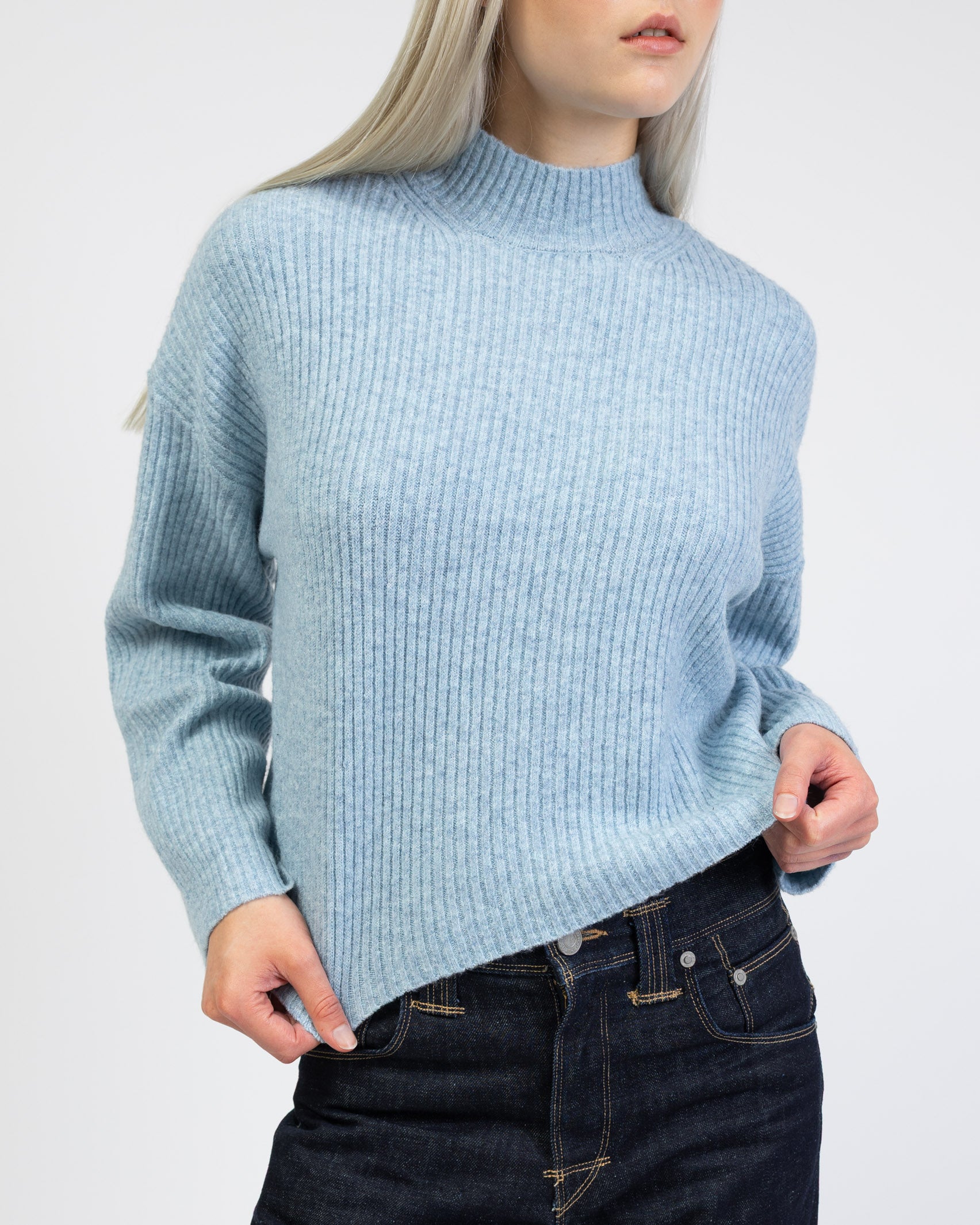 Gerippter Pullover mit Stehkragen im Detail