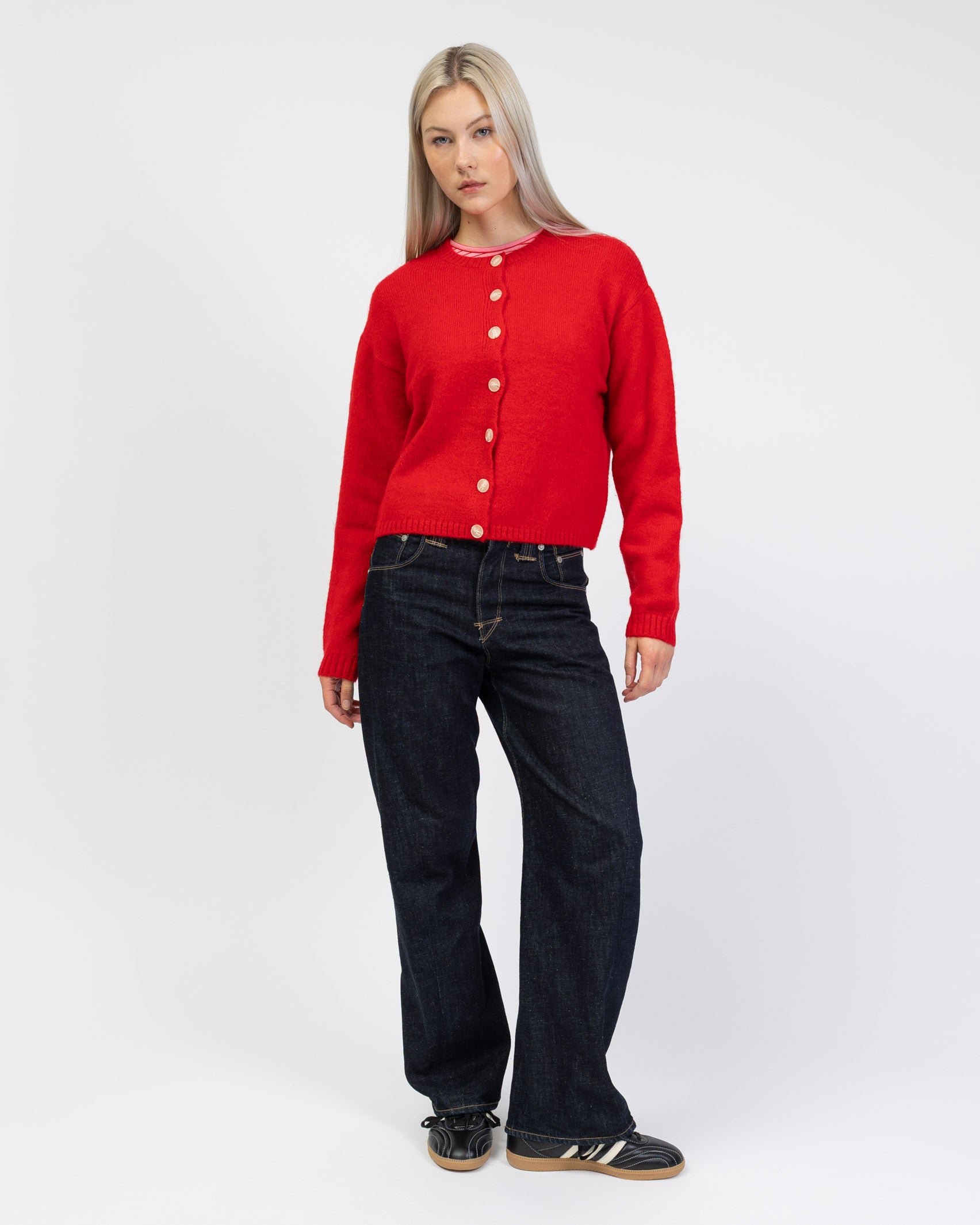 Strickjacke mit Rundhalsausschnitt kombiniert mit Jeans