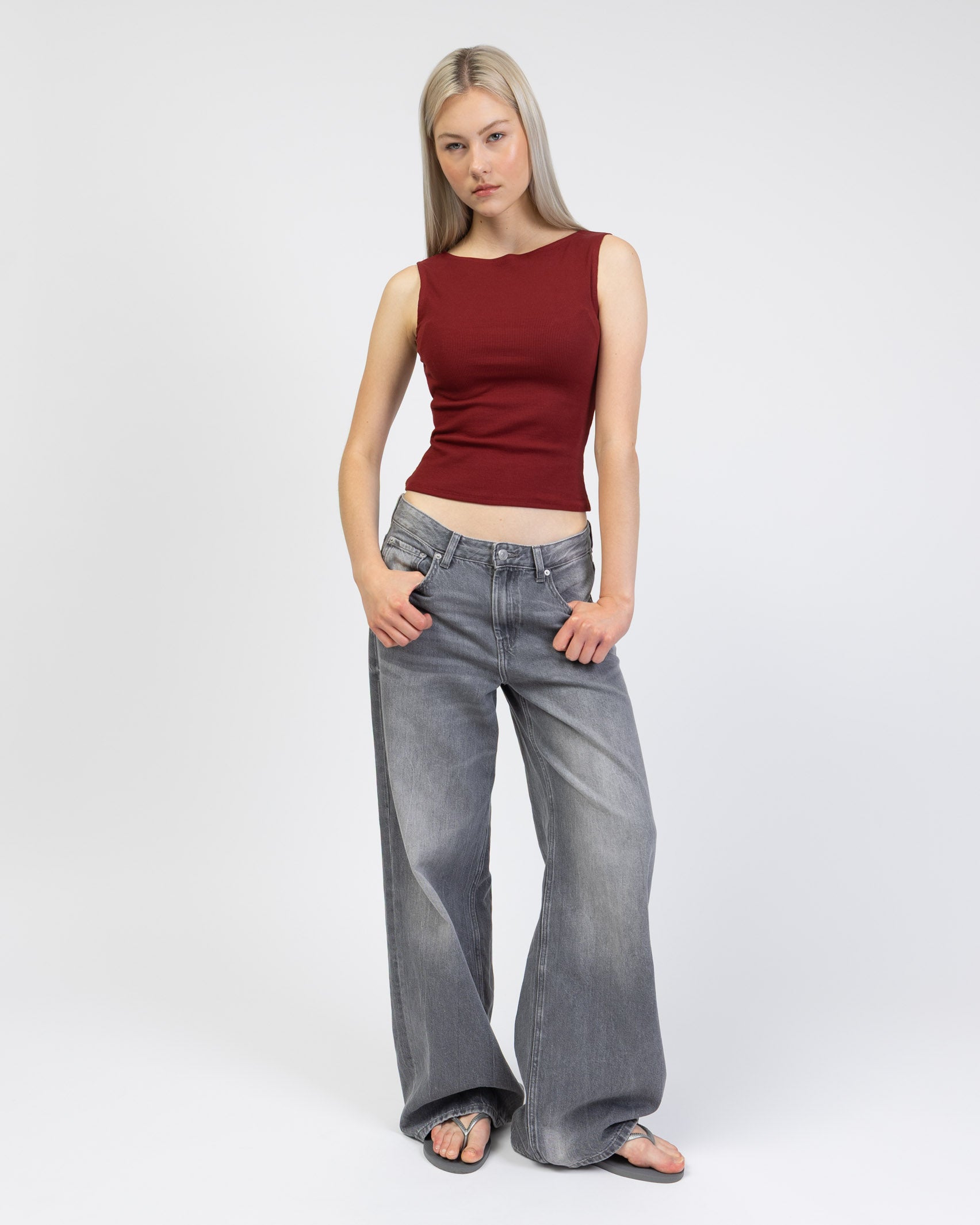 Basic Top mit U-Boot Ausschnitt kombiniert mit Jeans