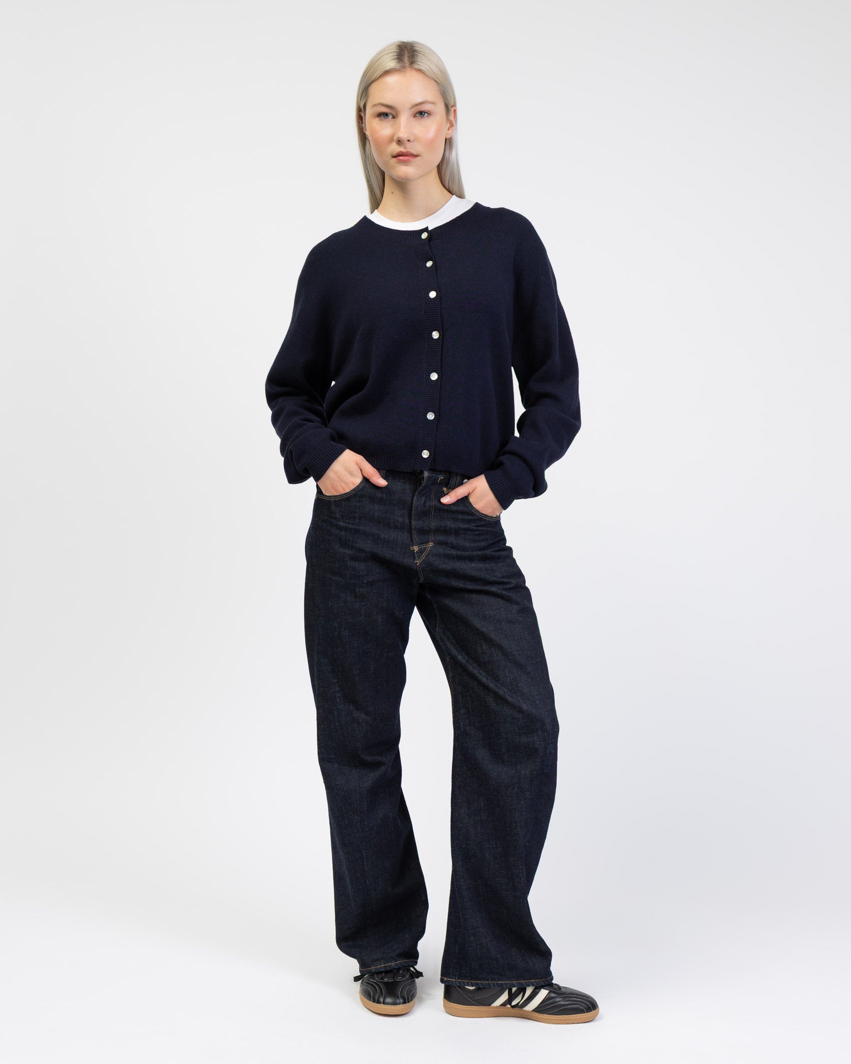 Klassische Strickjacke mit Rundhalsausschnitt kombiniert mit dunkler Jeans