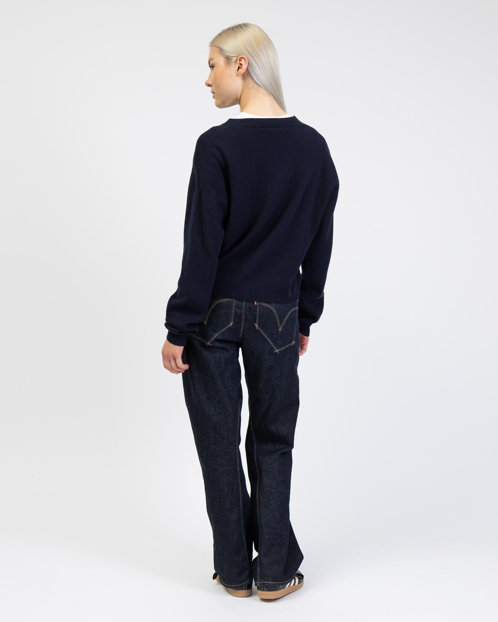 Klassische Strickjacke mit Rundhalsausschnitt von hinten